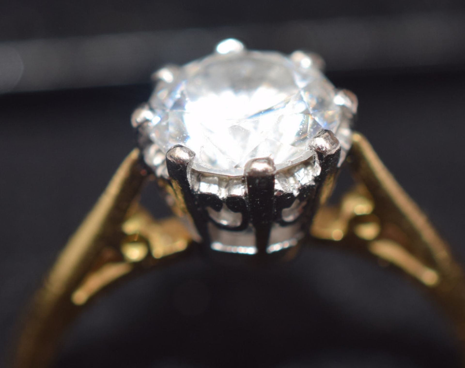 18ct Gold Engagement Ring With 1ct CZ Stone - Image 4 of 7