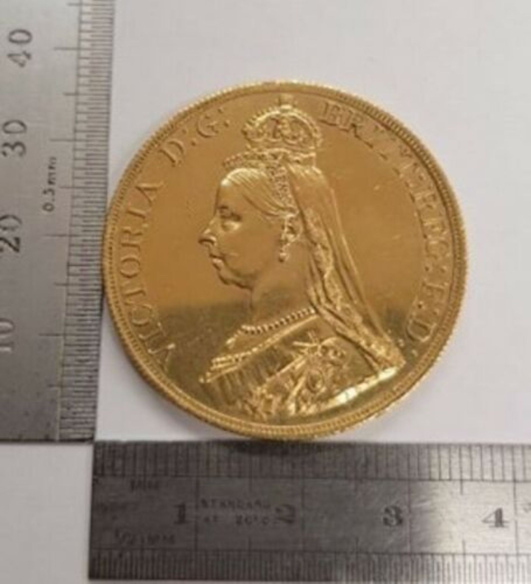 1887 - Victoria Jubilee Gold Five Pound £5 Gold Coin In Removable Mount - Image 2 of 6
