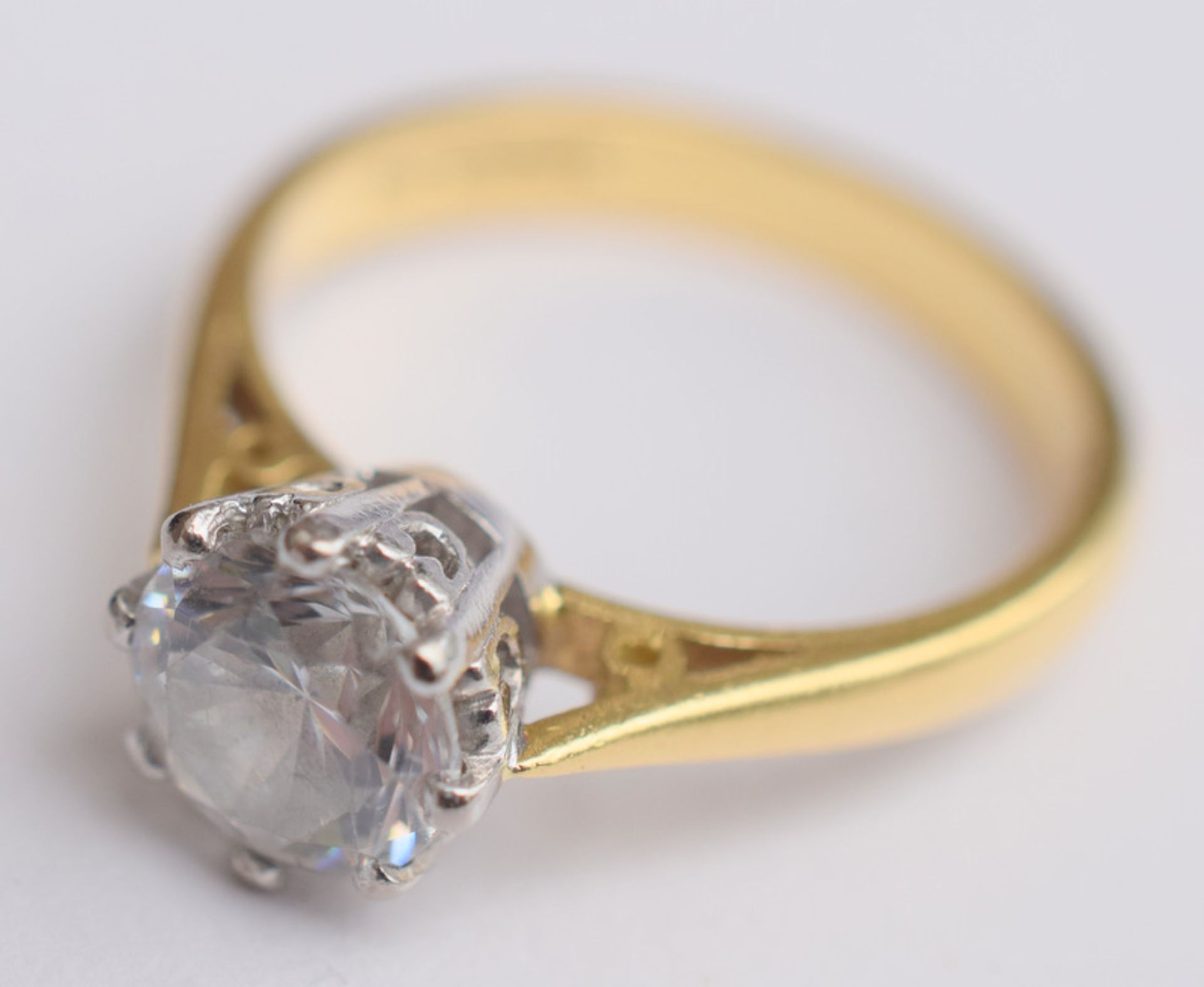 18ct Gold Engagement Ring With 1ct CZ Stone - Image 5 of 7