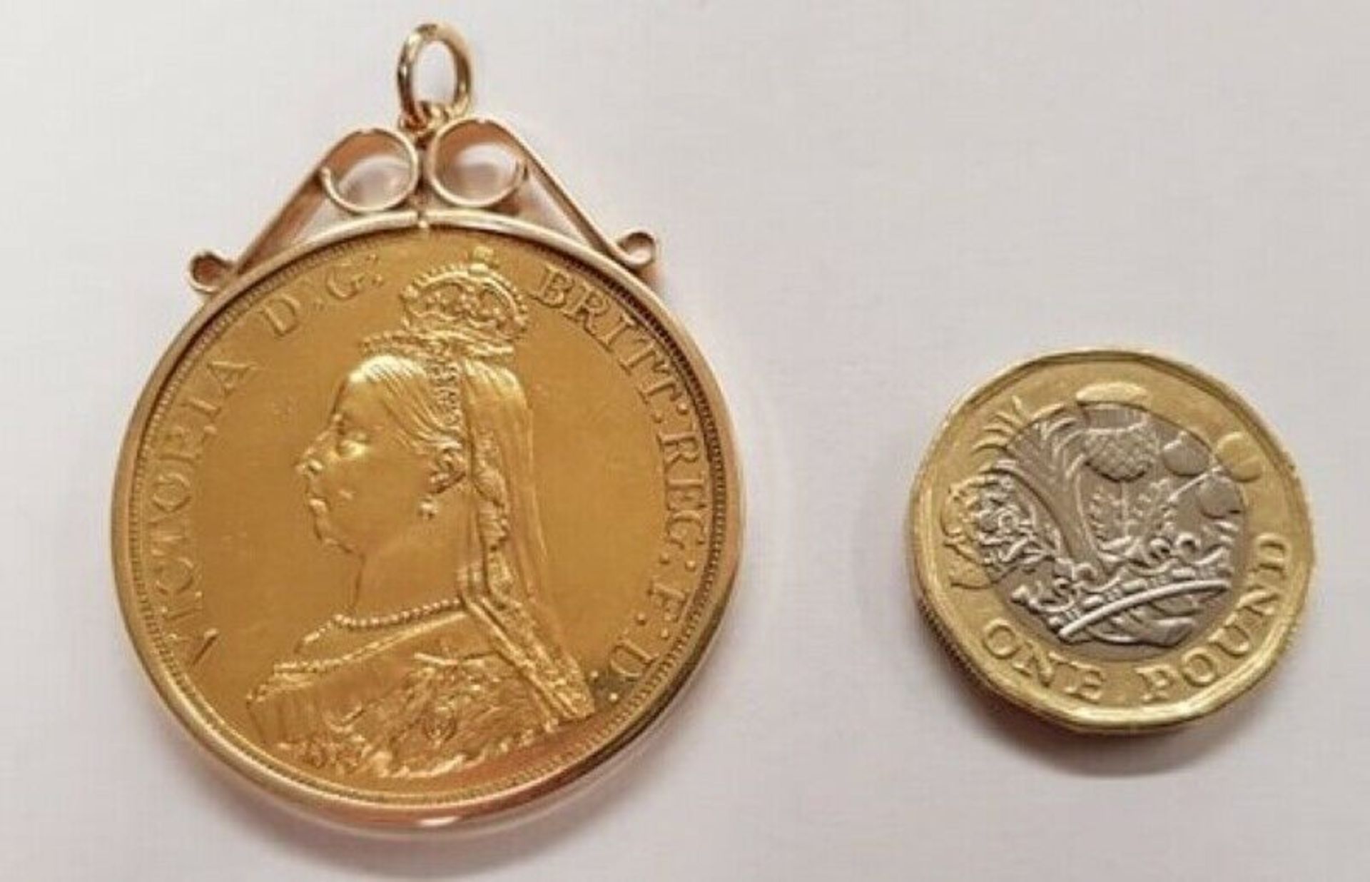 1887 - Victoria Jubilee Gold Five Pound £5 Gold Coin In Removable Mount