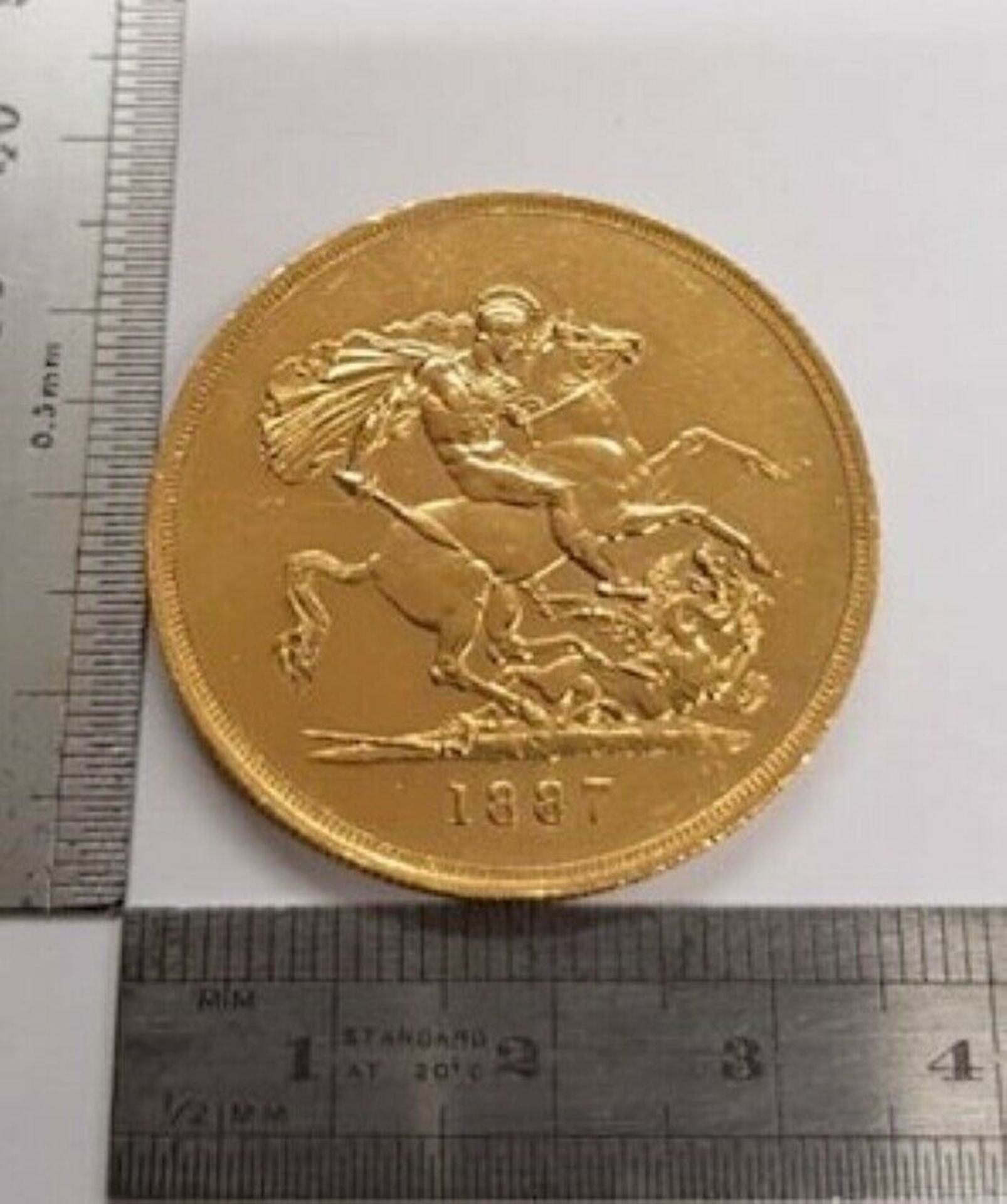 1887 - Victoria Jubilee Gold Five Pound £5 Gold Coin In Removable Mount - Image 6 of 6