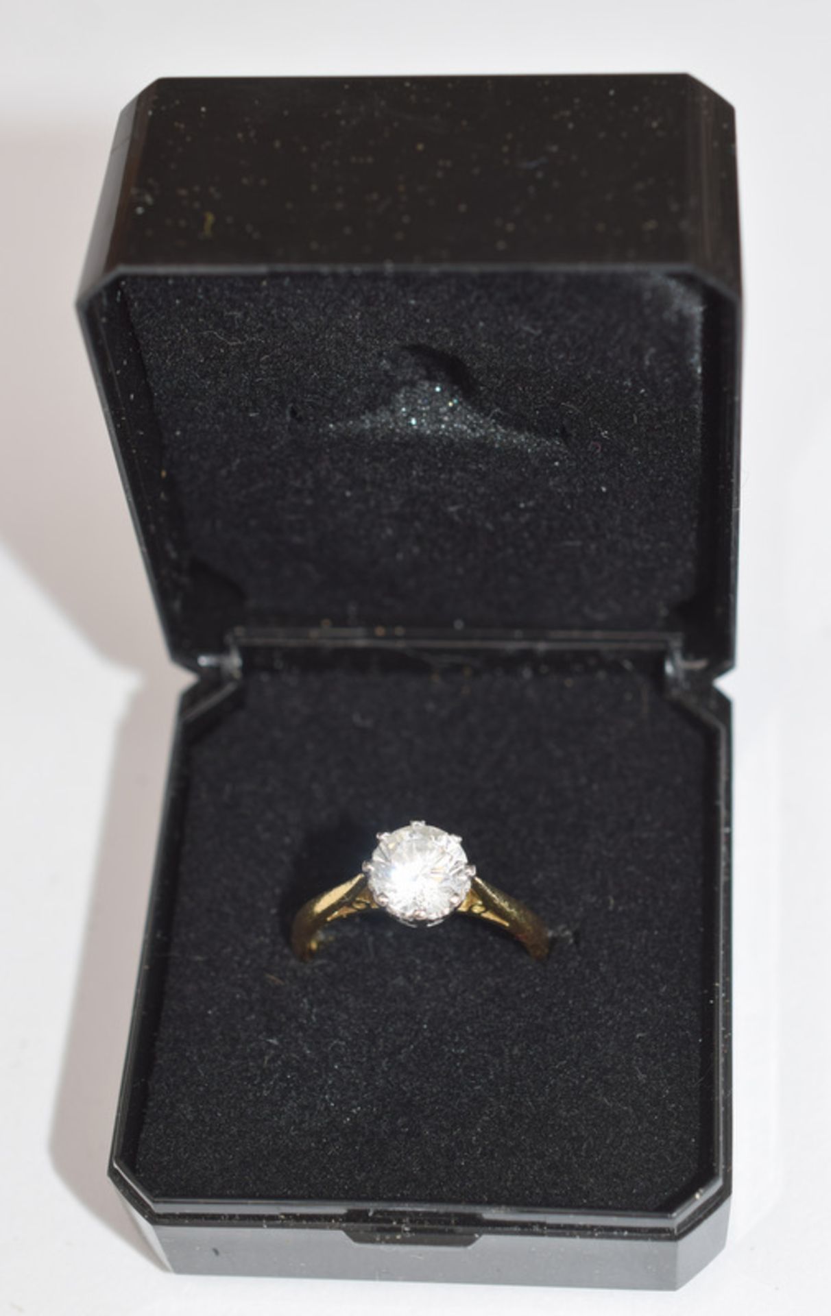 18ct Gold Engagement Ring With 1ct CZ Stone - Image 2 of 7