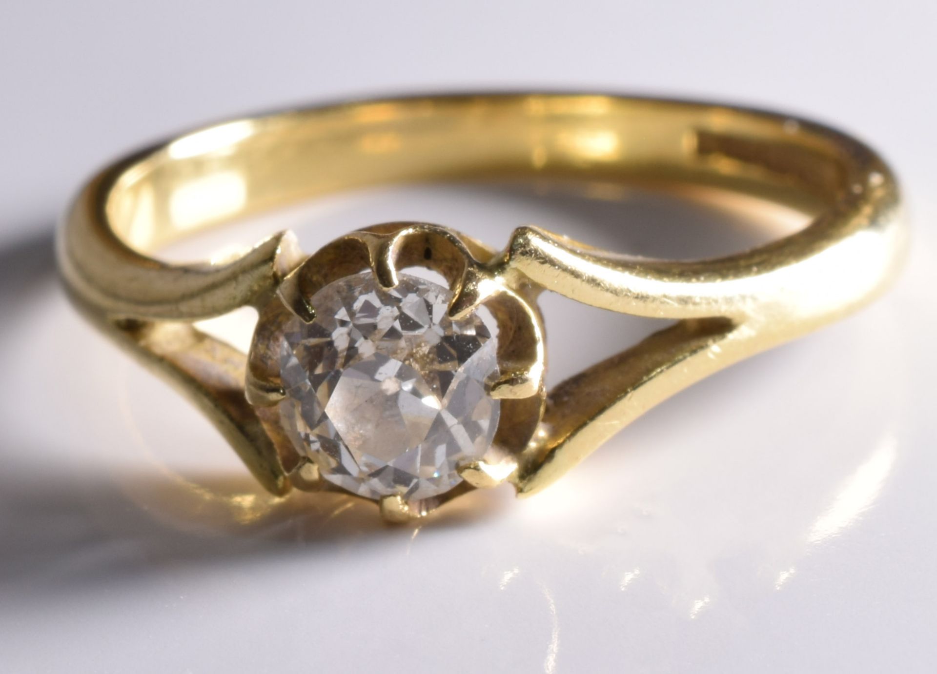 Diamond Swirl Engagement ring - Image 3 of 3