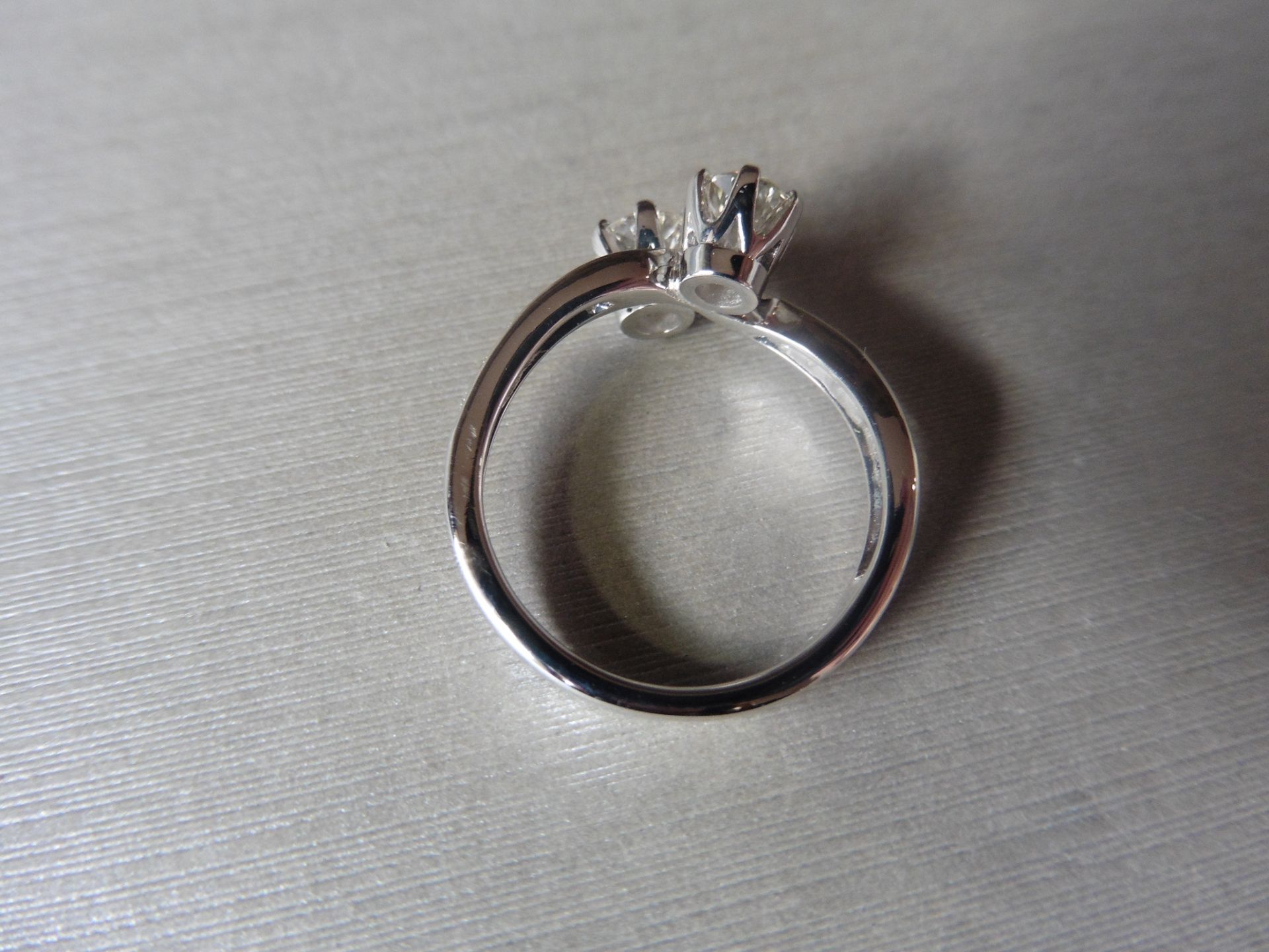 1.00Ct Diamond 2 Stone Twist Ring. - Image 3 of 4