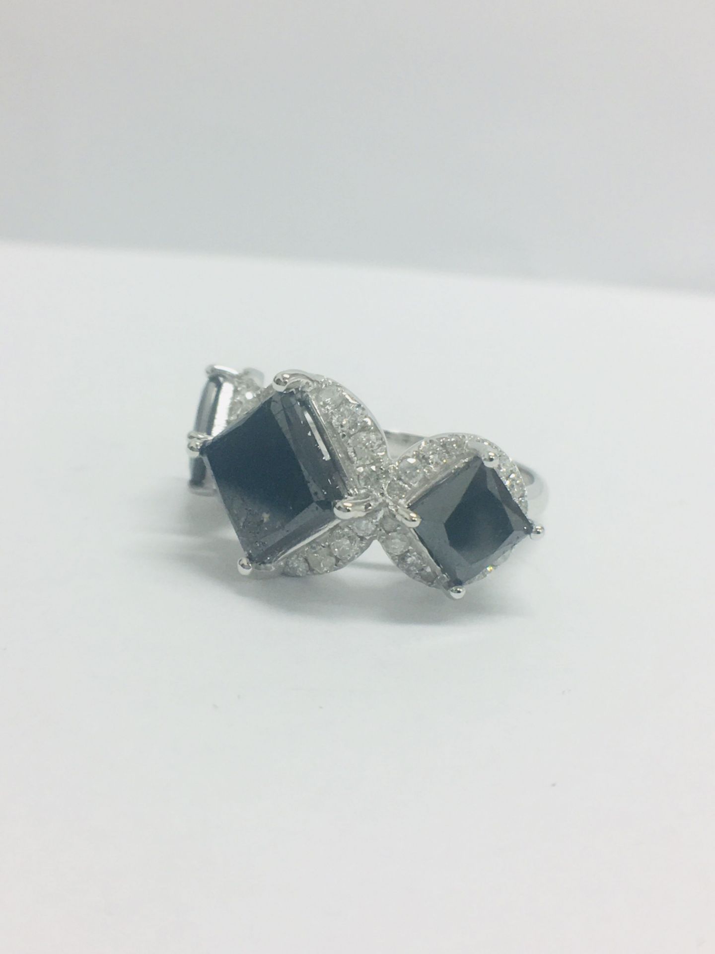 14ct White Gold Black Diamond Trilogy Ring - Image 2 of 8