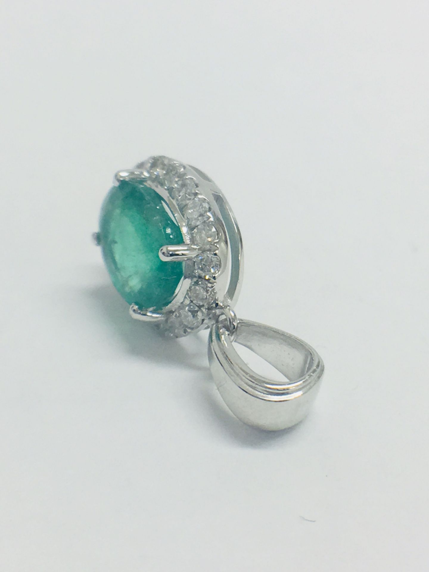 14ct White Gold Emerald & Diamond Pendant - Image 4 of 8