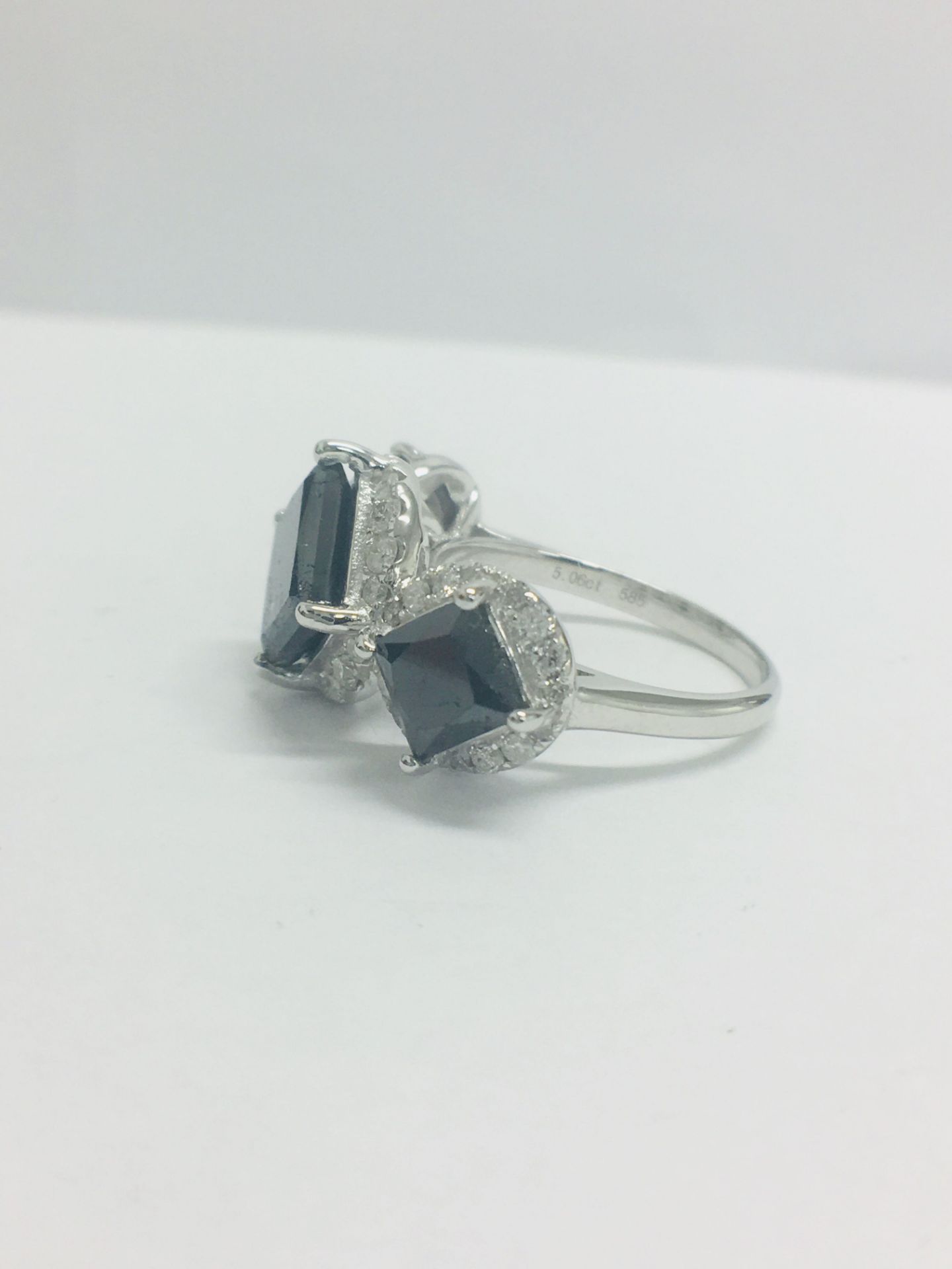 14ct White Gold Black Diamond Trilogy Ring - Image 3 of 8