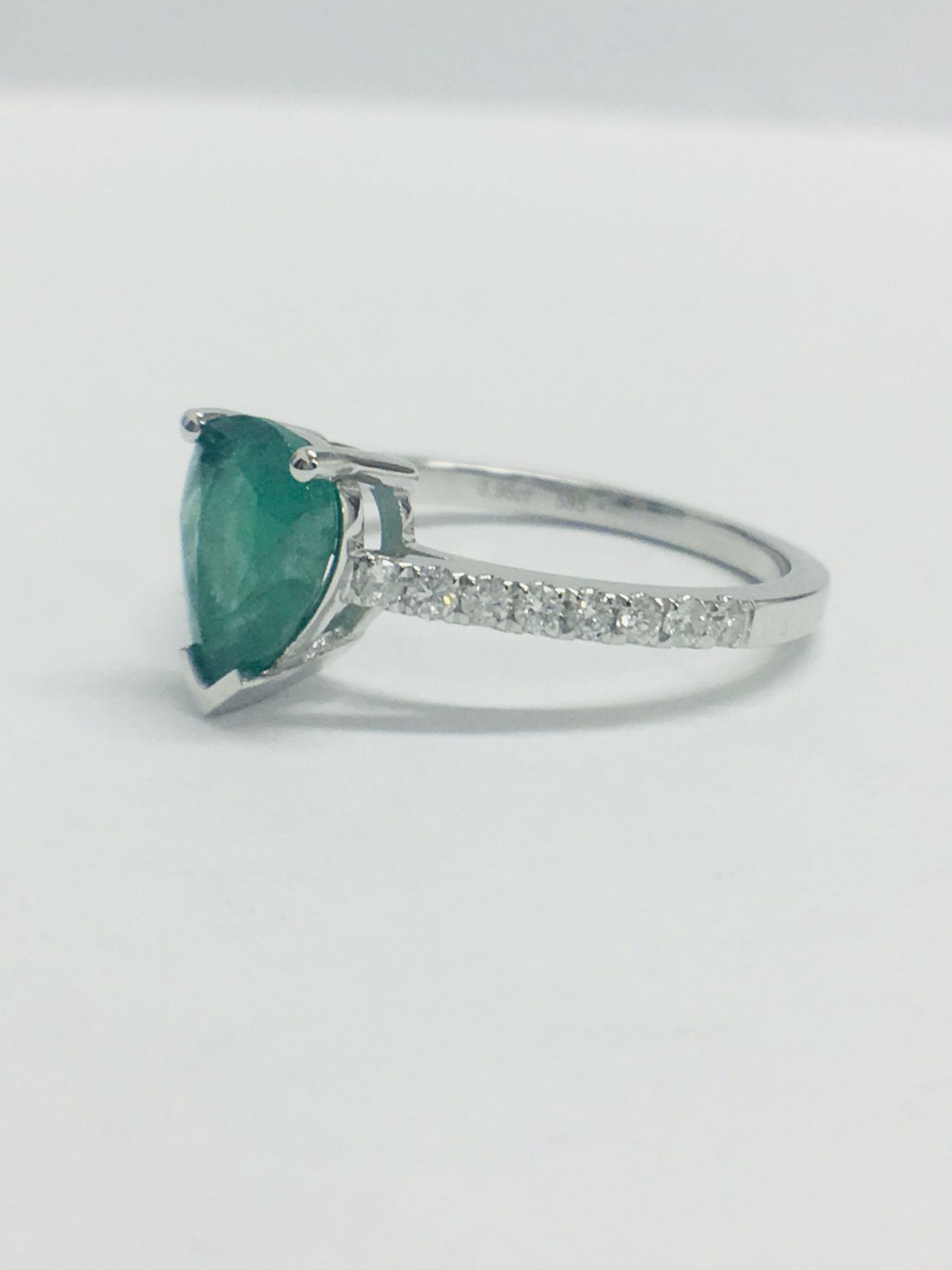 14ct White Gold Emerald & Diamond Ring - Image 2 of 7