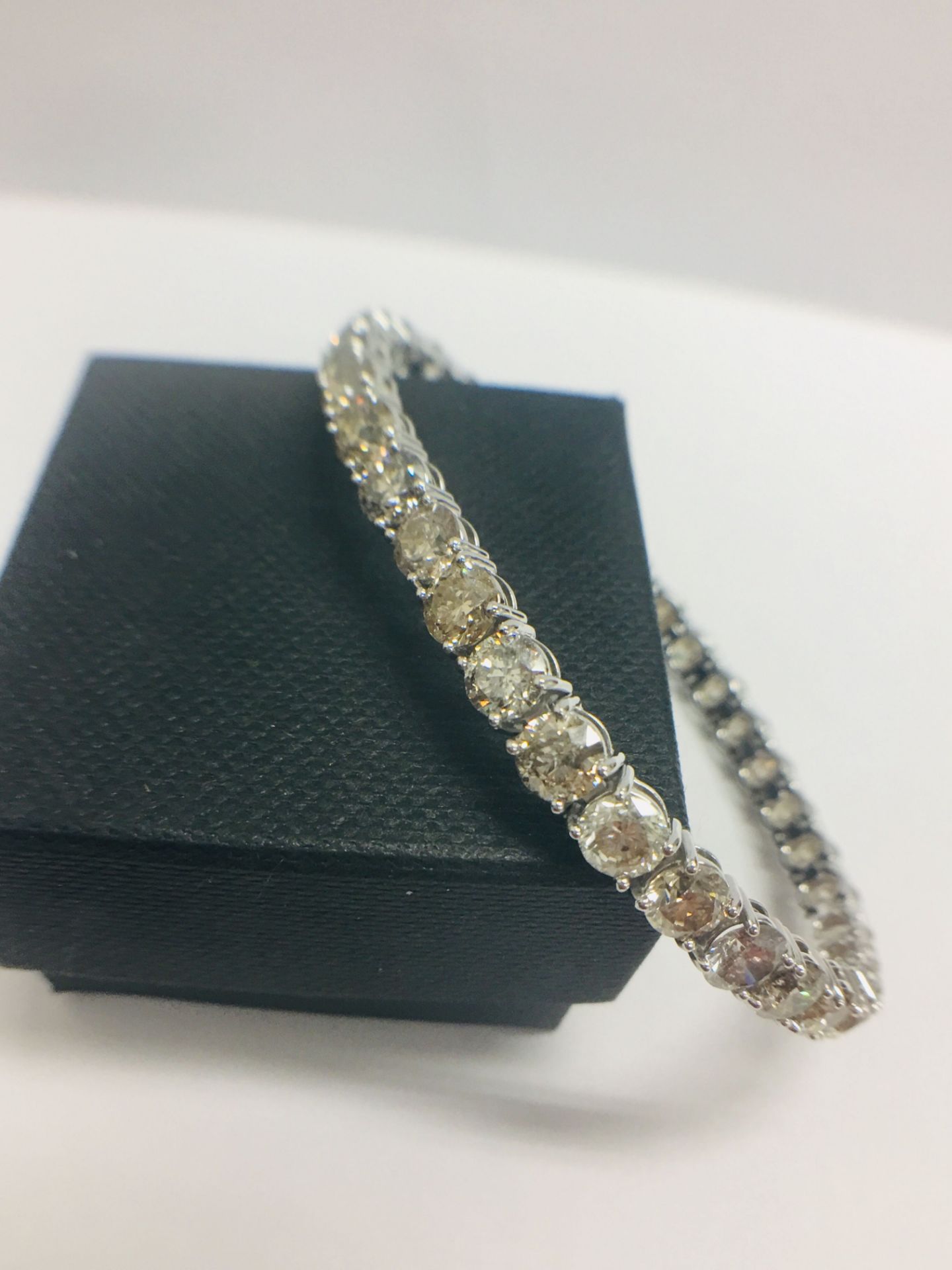 18ct White Gold Diamond Tennis Bracelet - Image 7 of 8