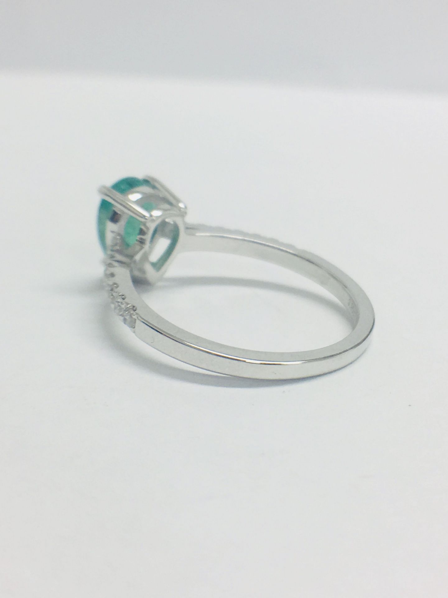 14ct White Gold Emerald & Diamond Ring - Image 5 of 7