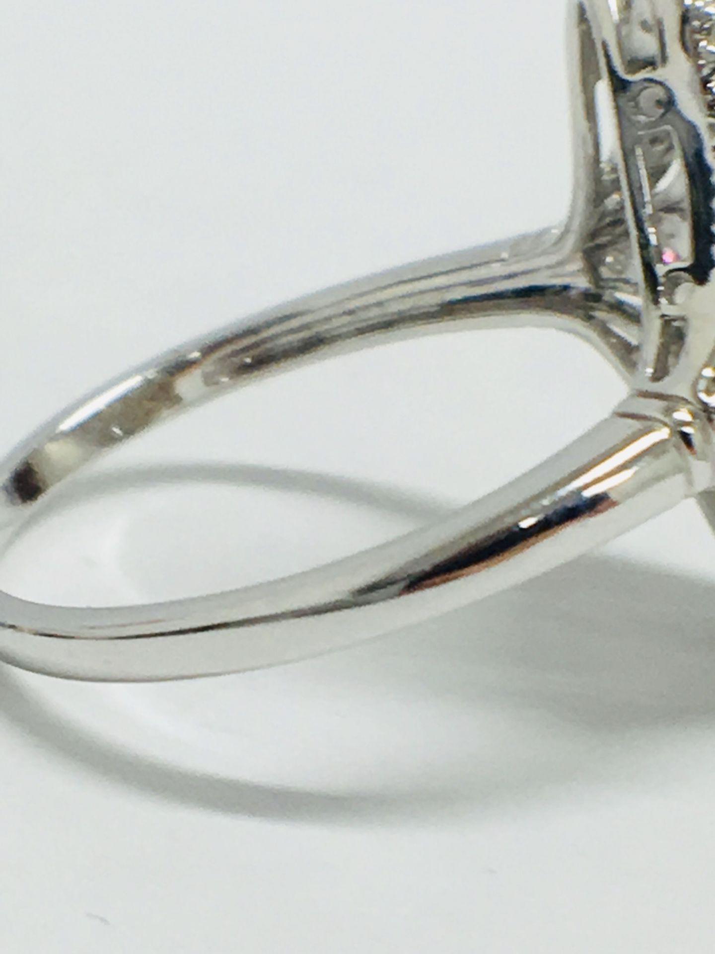 18ct White Gold Diamond Ring - Image 7 of 8