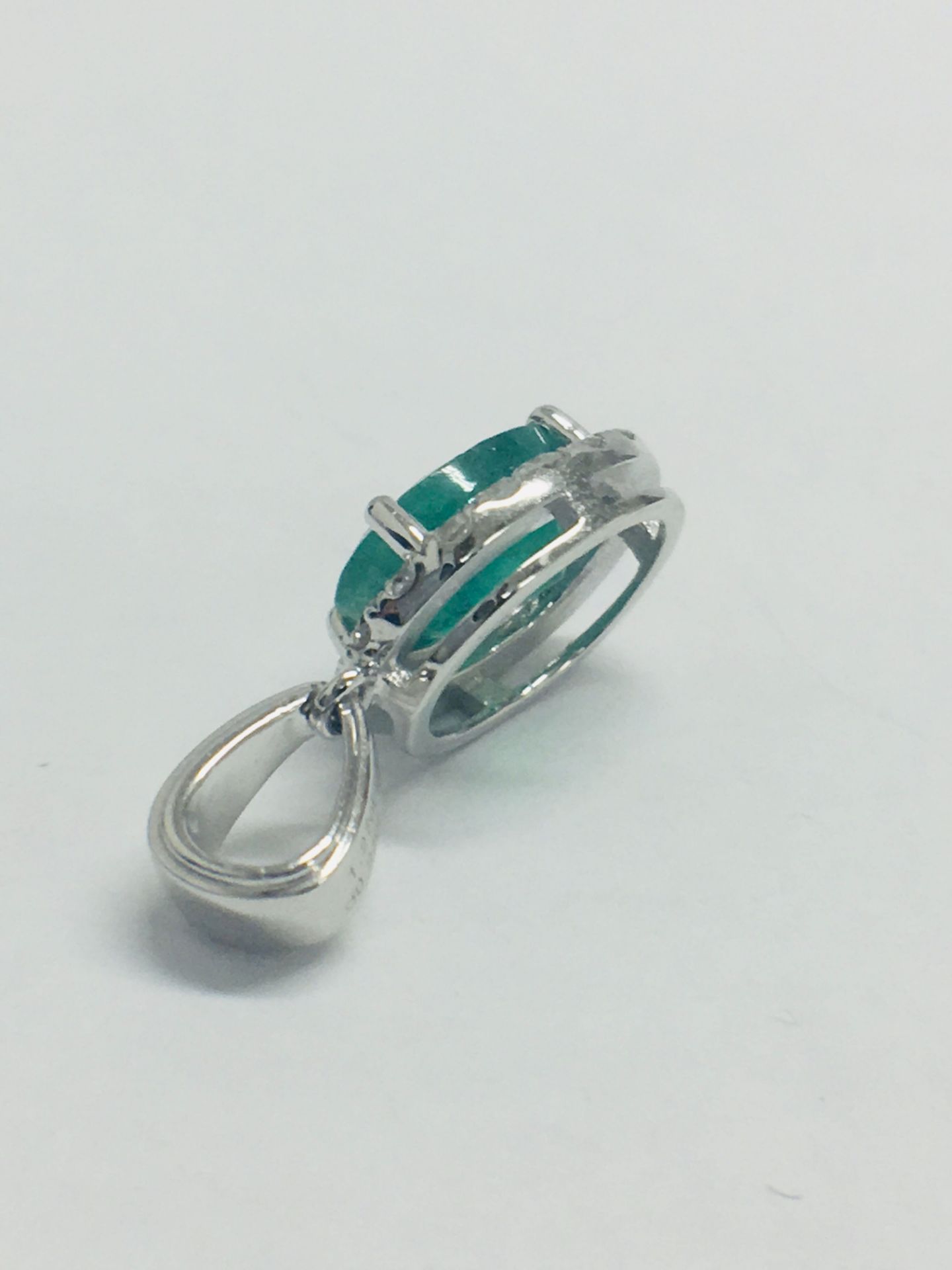 14ct White Gold Emerald & Diamond Pendant - Image 5 of 8