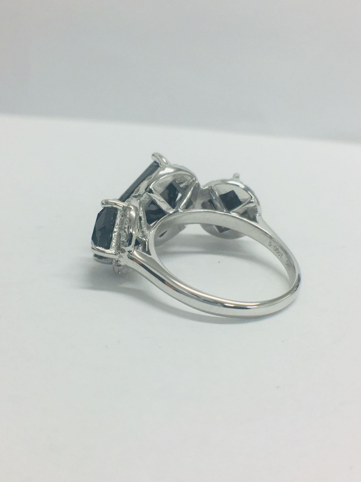 14ct White Gold Black Diamond Trilogy Ring - Image 4 of 8