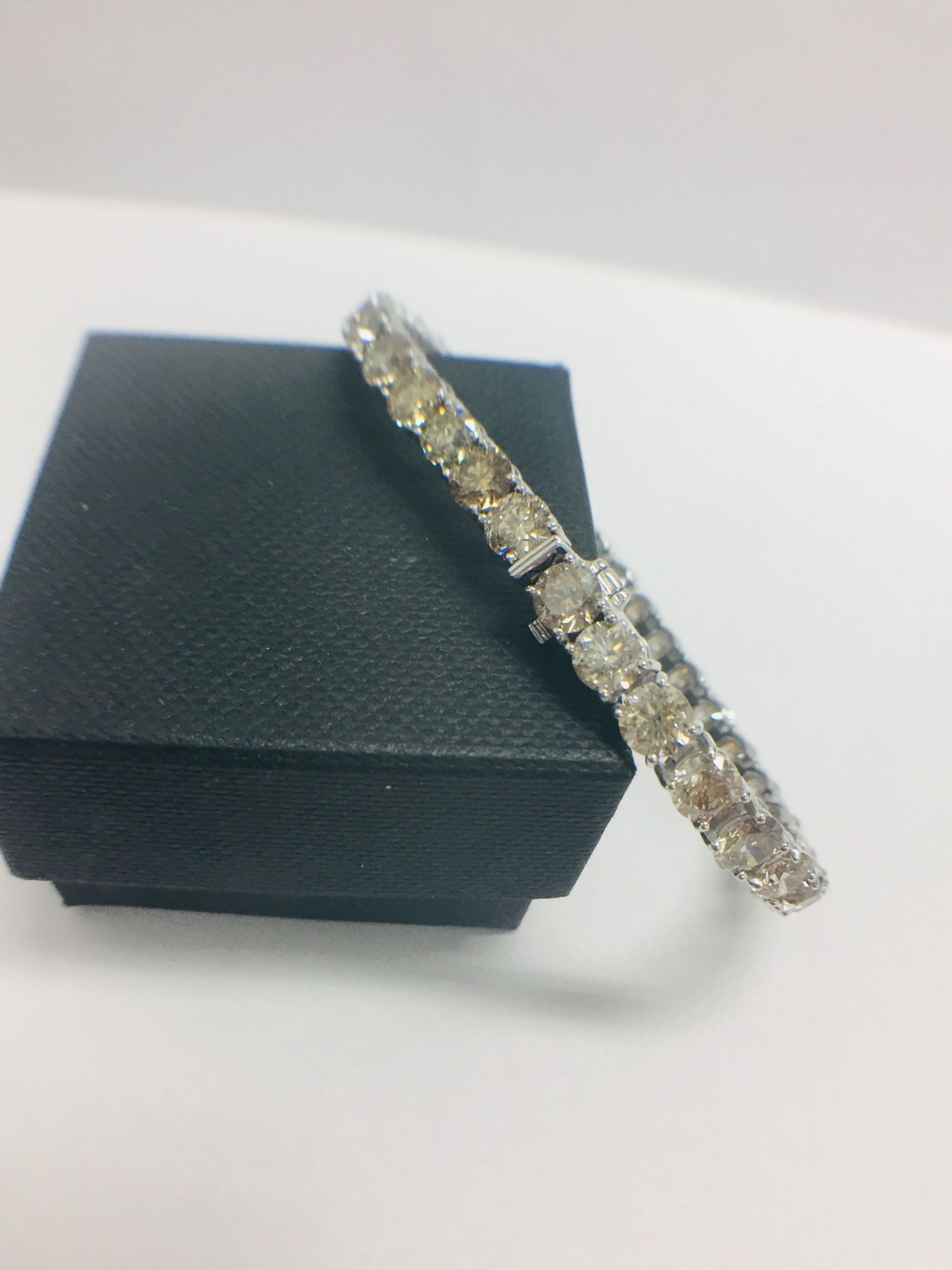 18ct White Gold Diamond Tennis Bracelet - Image 8 of 8