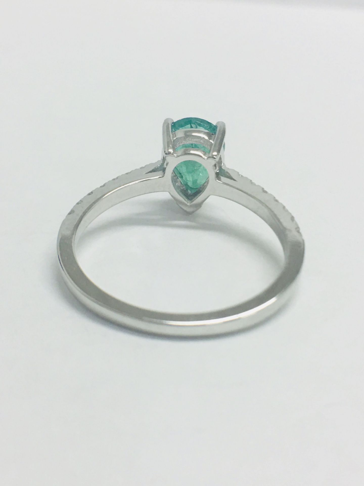 14ct White Gold Emerald & Diamond Ring - Image 6 of 7