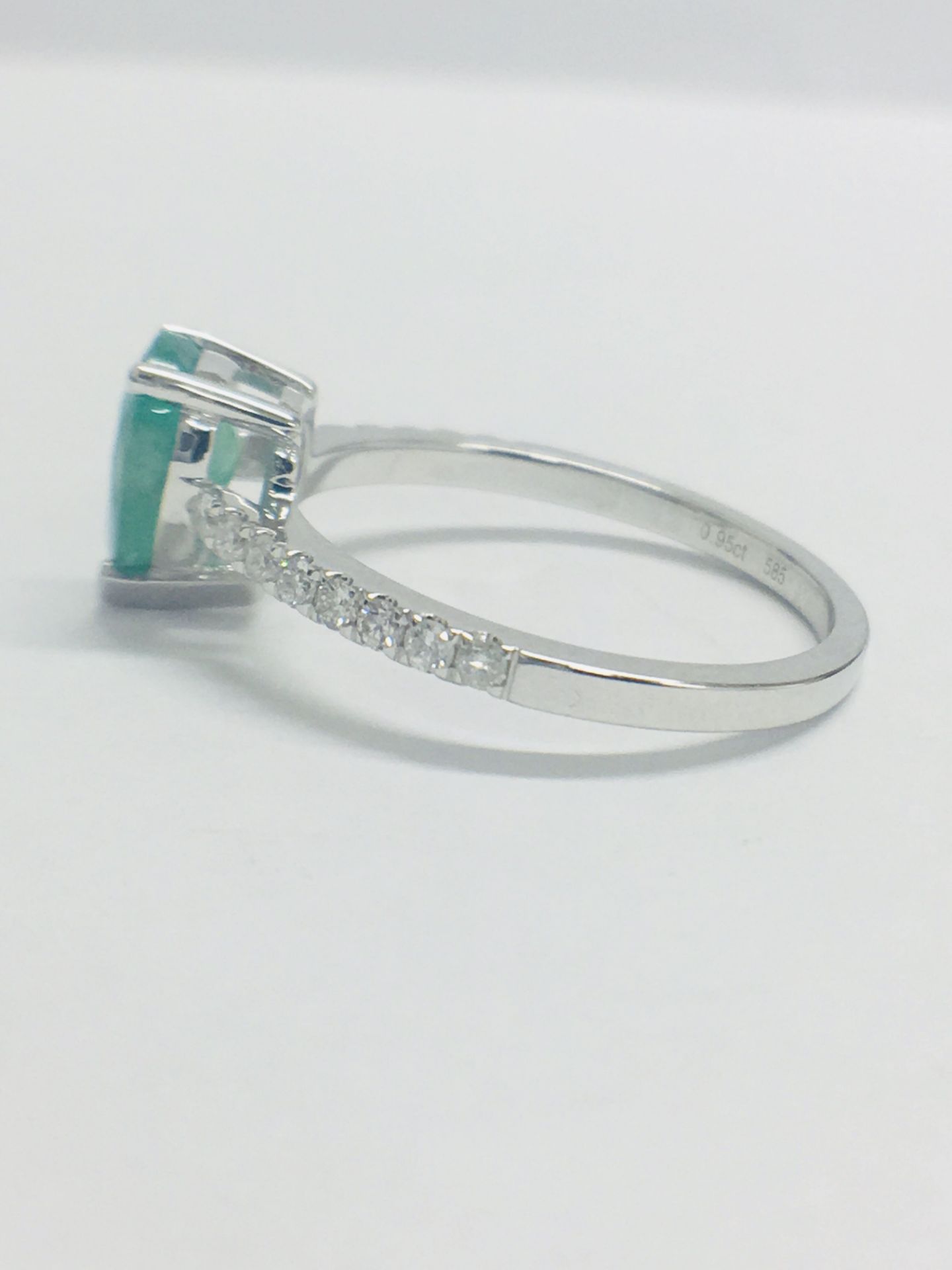 14ct White Gold Emerald & Diamond Ring - Image 4 of 7