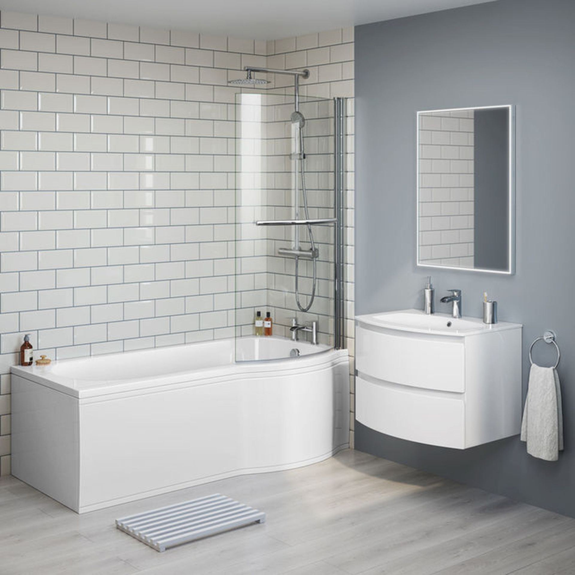 (XX26) 1600x750mm - Right Hand P-Shaped Bath with Front Panel and bath screen. RRP £374.99. 5m... - Image 2 of 3