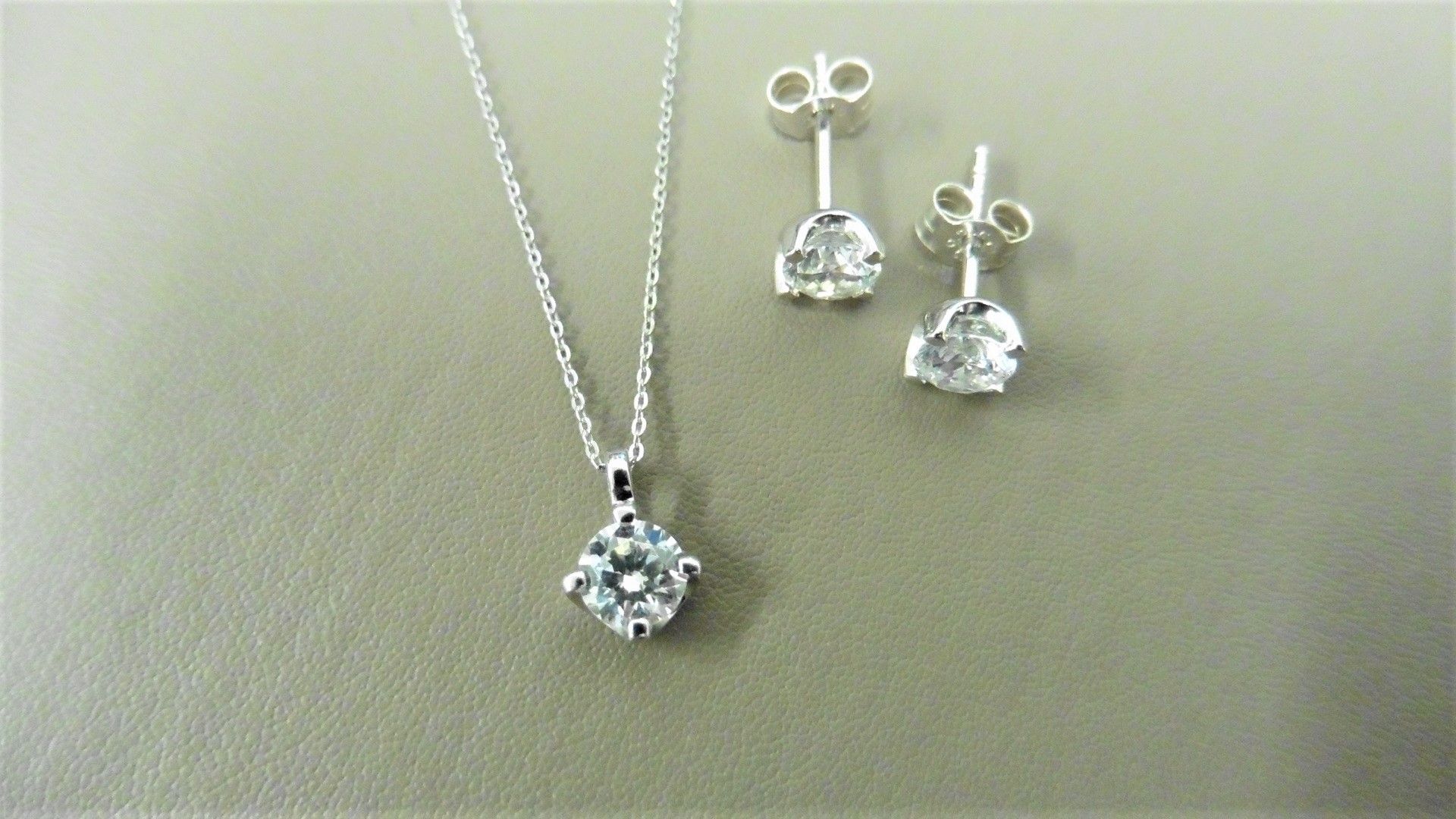 0.25Ct / 0.50Ct Diamond Pendant And Earring Set In Platinum