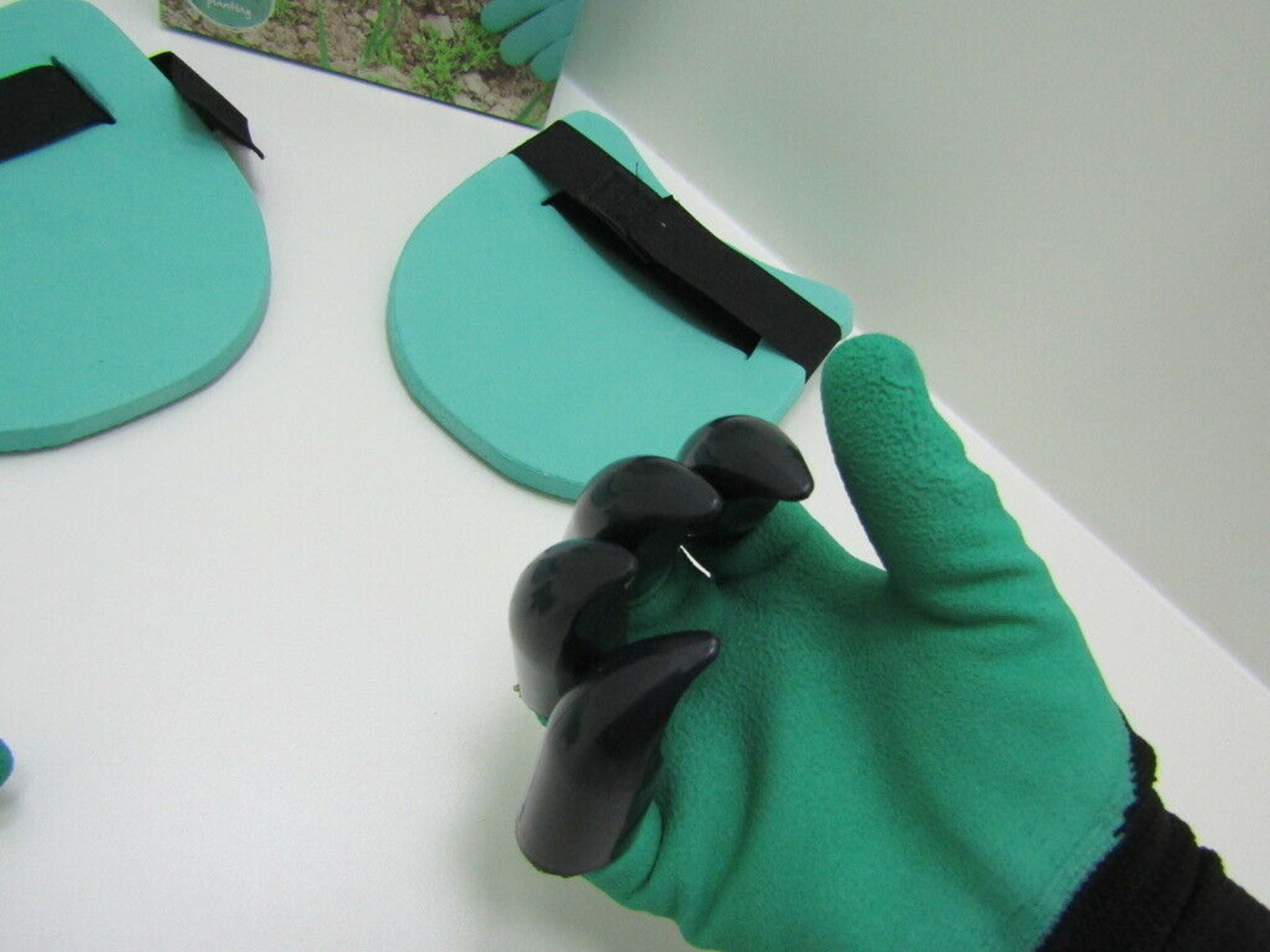 4x Digging Gloves. Gardeners Claw Finger Gloves and Knee Pad Set. - Image 7 of 8