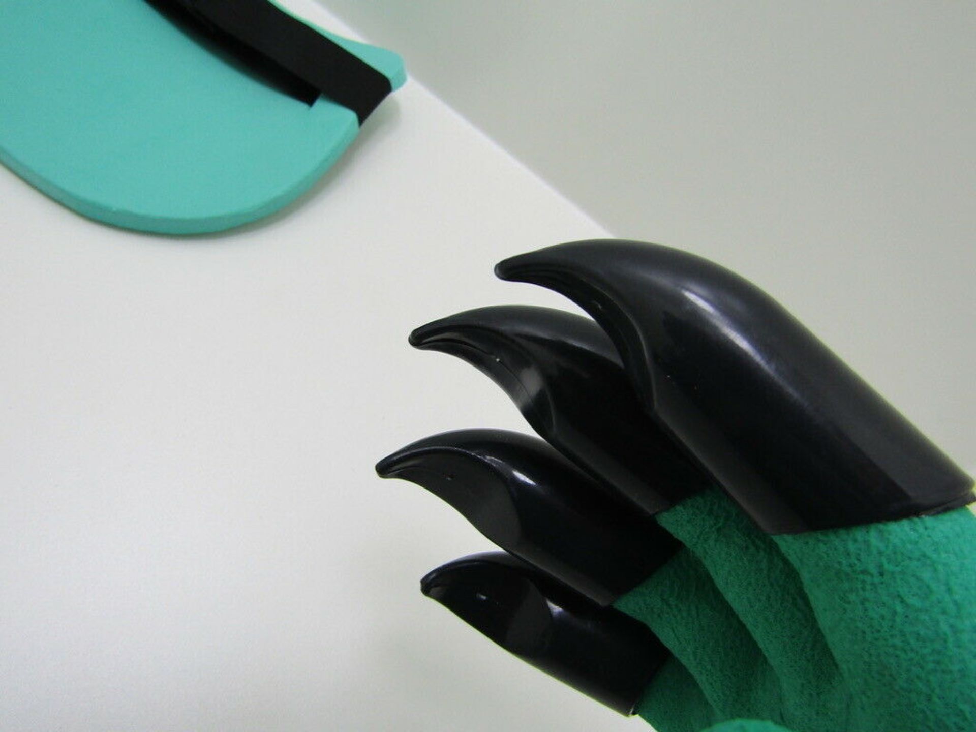 4x Digging Gloves. Gardeners Claw Finger Gloves and Knee Pad Set. - Image 2 of 8