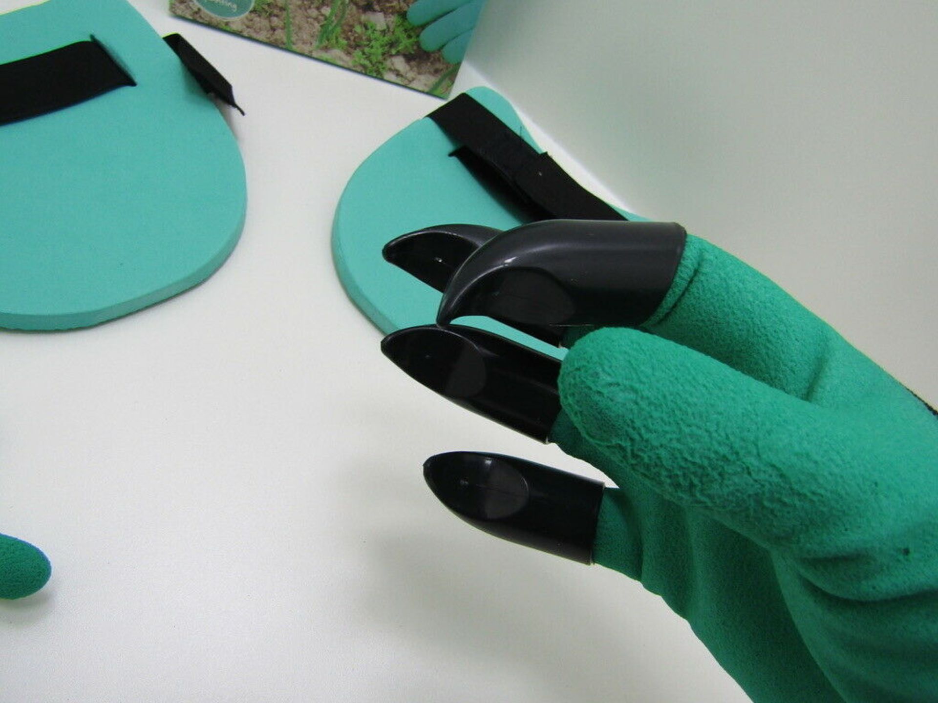 4x Digging Gloves. Gardeners Claw Finger Gloves and Knee Pad Set. - Image 5 of 8