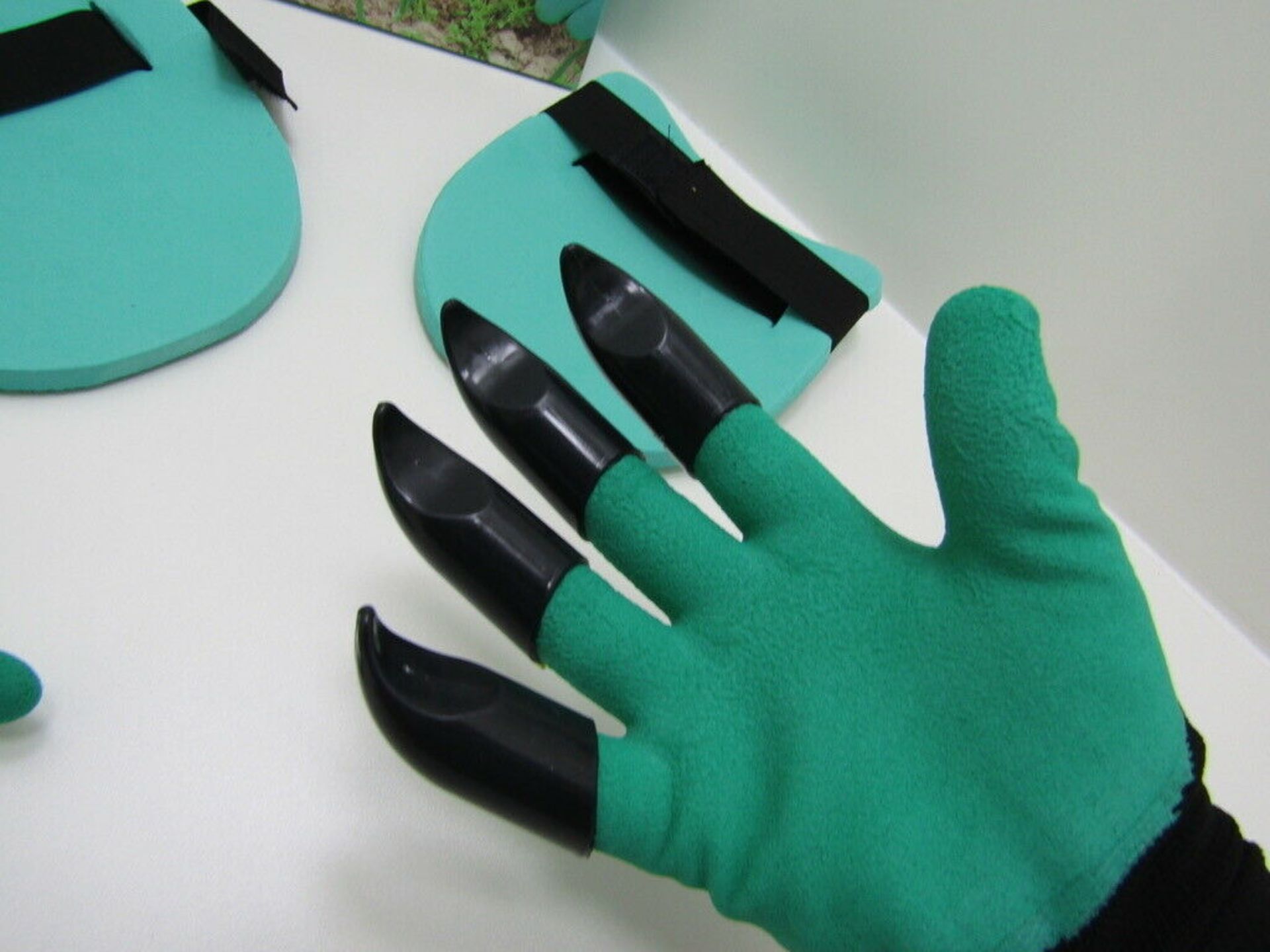4x Digging Gloves. Gardeners Claw Finger Gloves and Knee Pad Set. - Image 8 of 8