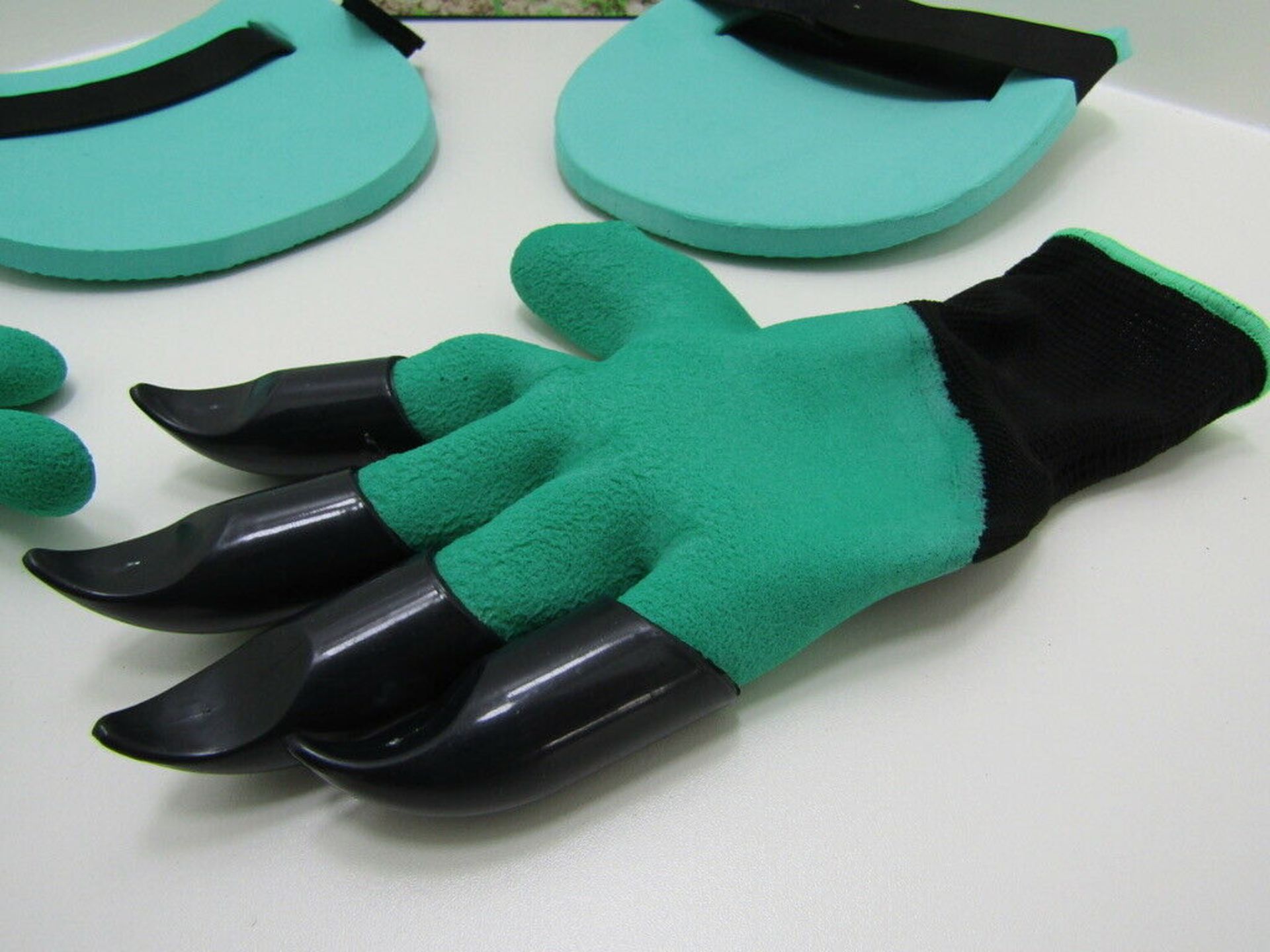 4x Digging Gloves. Gardeners Claw Finger Gloves and Knee Pad Set. - Image 3 of 8