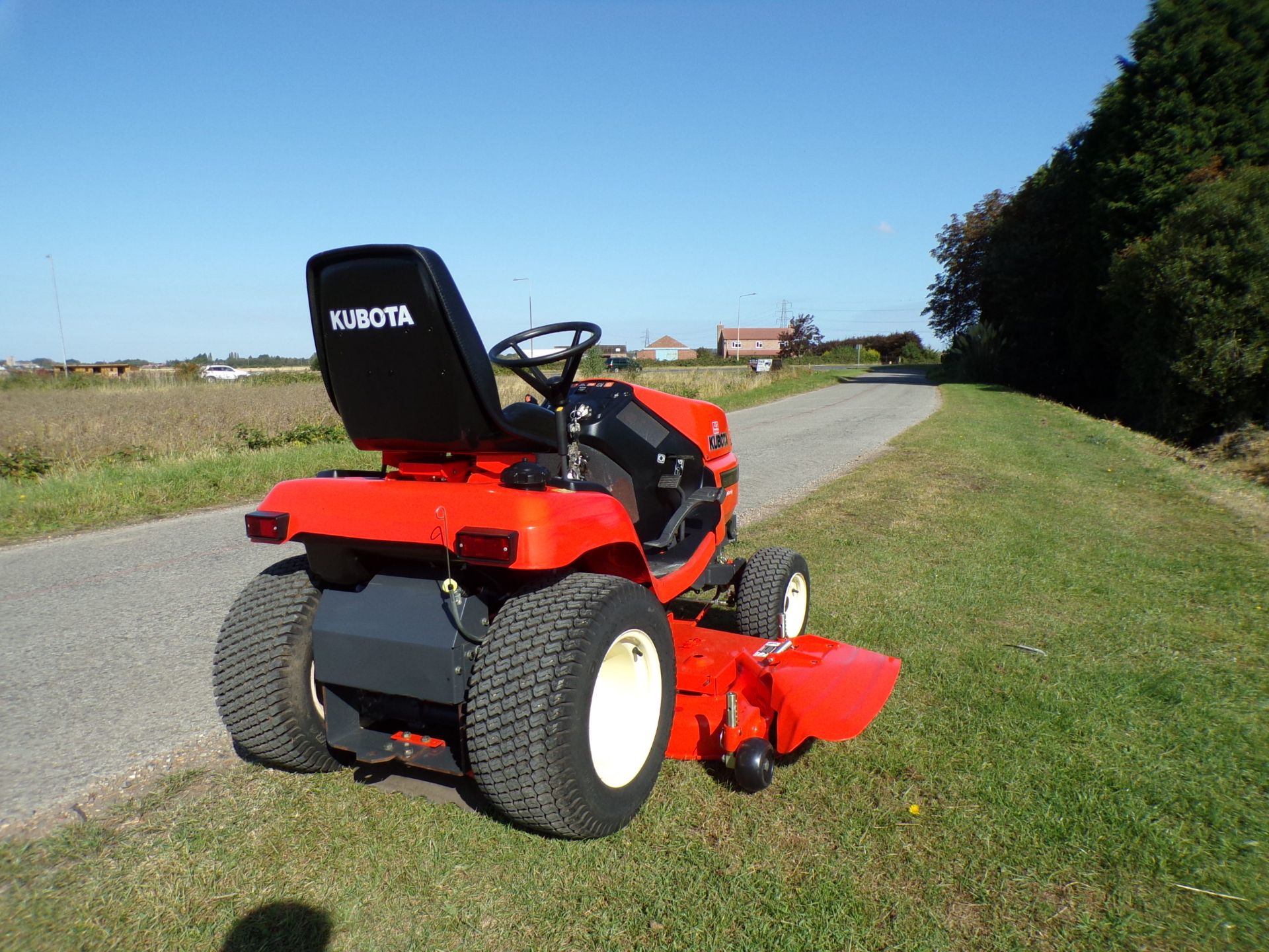 KUBOTA G2160 MID DECK SIDE DISCHARGE RIDE ON MOWER - Image 5 of 11