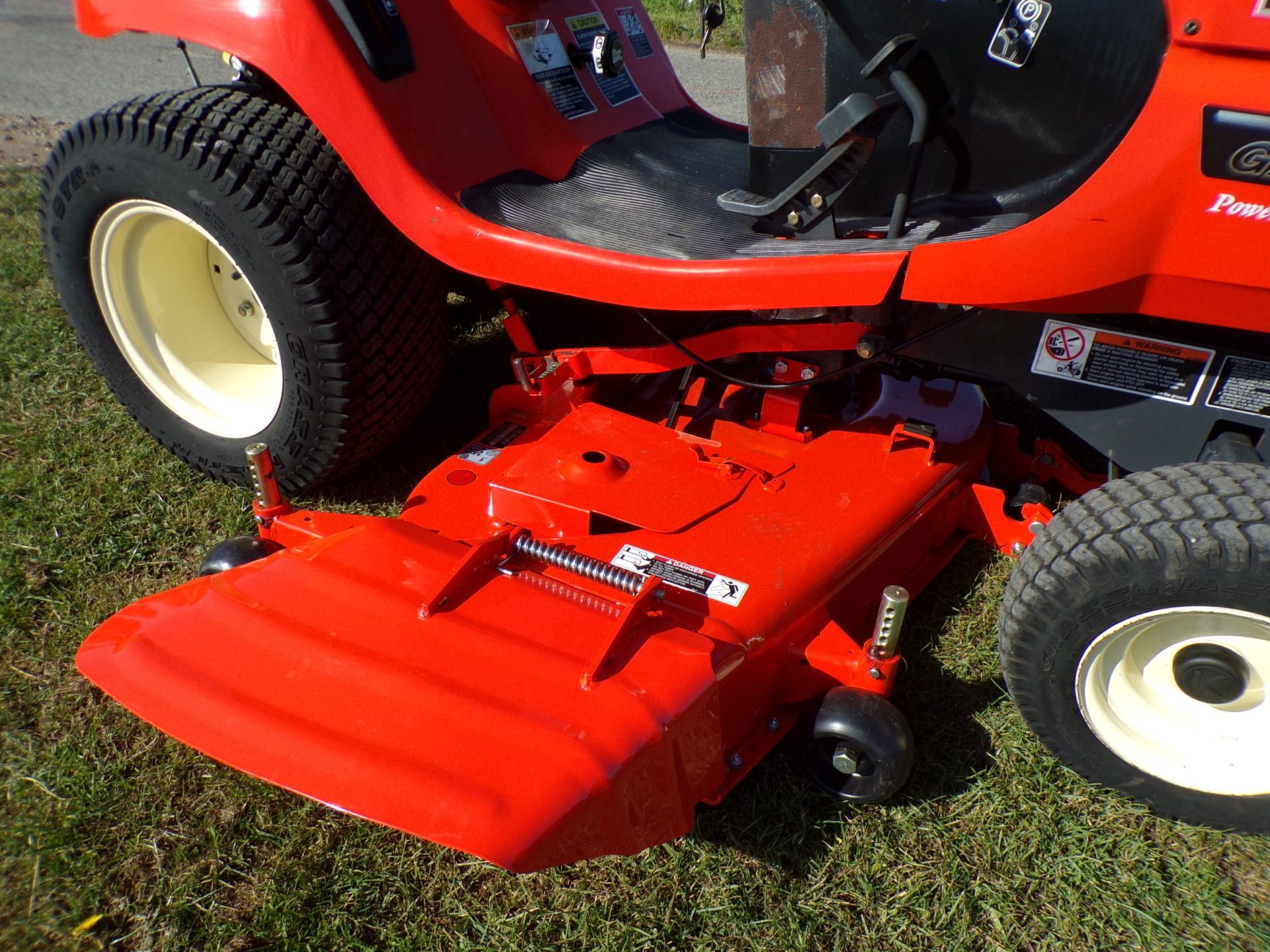 KUBOTA G2160 MID DECK SIDE DISCHARGE RIDE ON MOWER - Image 7 of 11