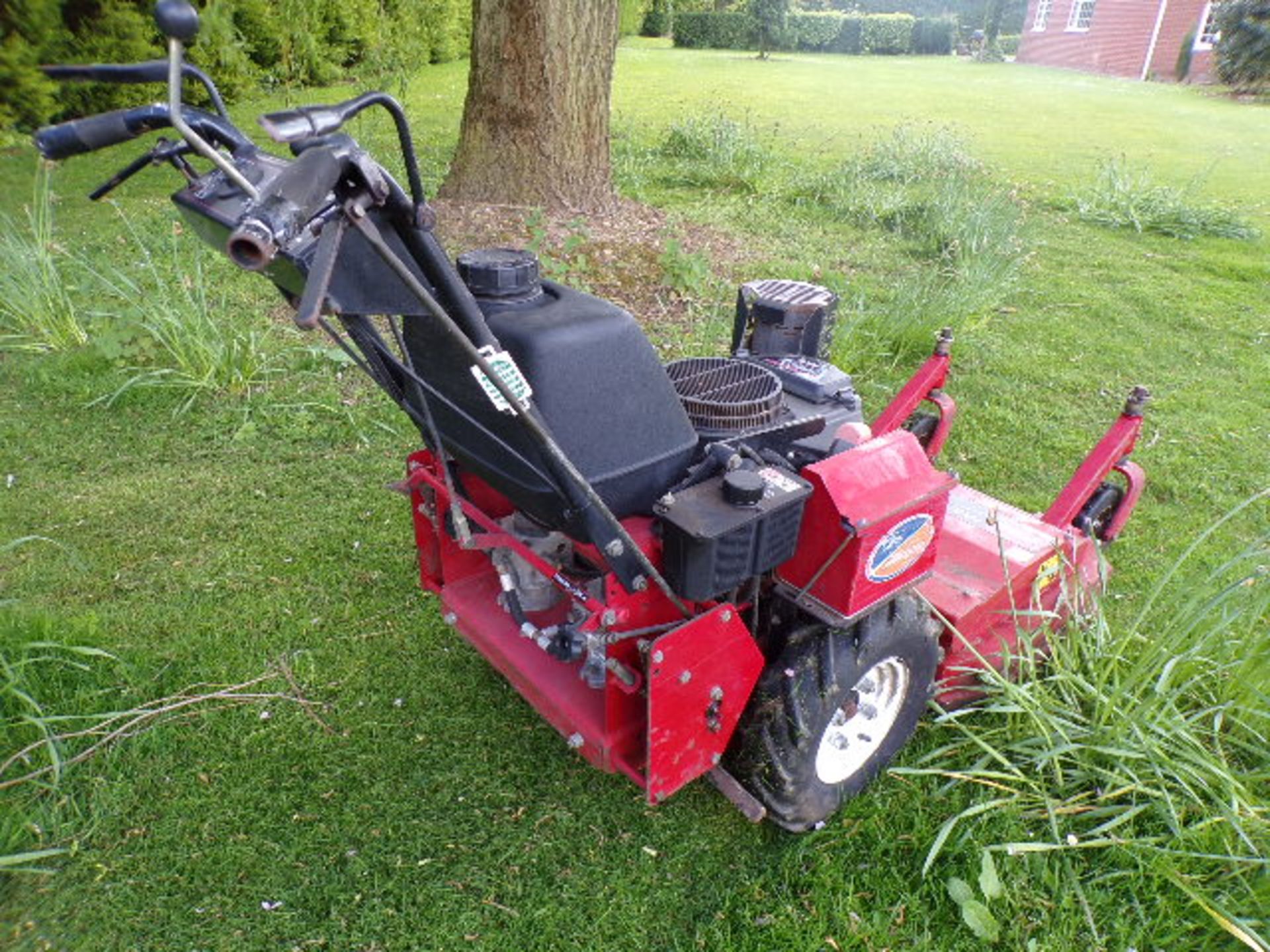 TORO MID SIZE 32RD WALK BEHIND MOWER - Image 6 of 6