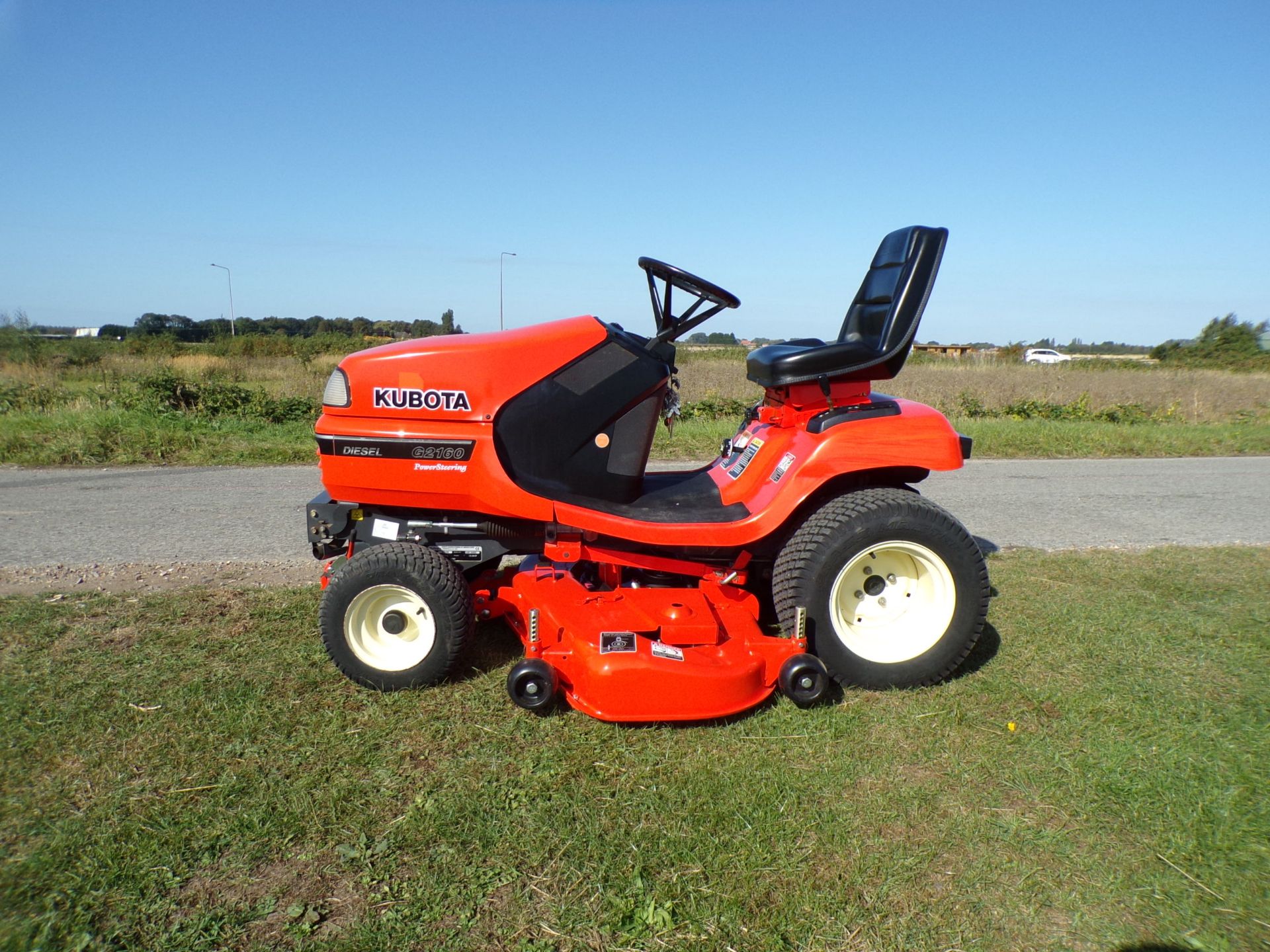 KUBOTA G2160 MID DECK SIDE DISCHARGE RIDE ON MOWER - Image 8 of 11