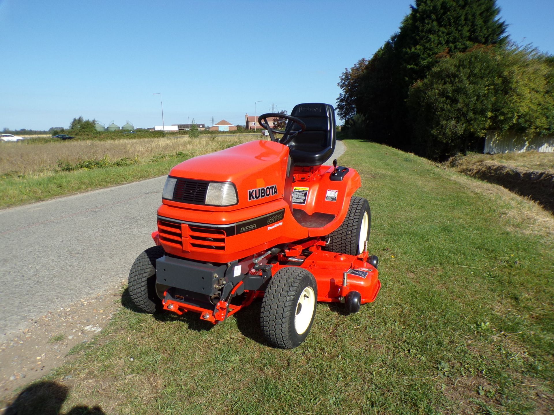 KUBOTA G2160 MID DECK SIDE DISCHARGE RIDE ON MOWER - Image 10 of 11