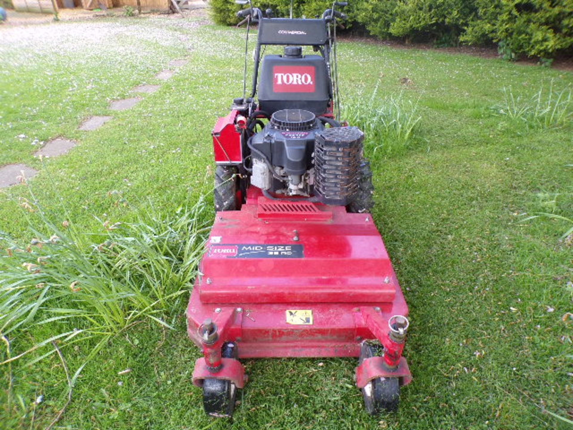 TORO MID SIZE 32RD WALK BEHIND MOWER - Image 2 of 6