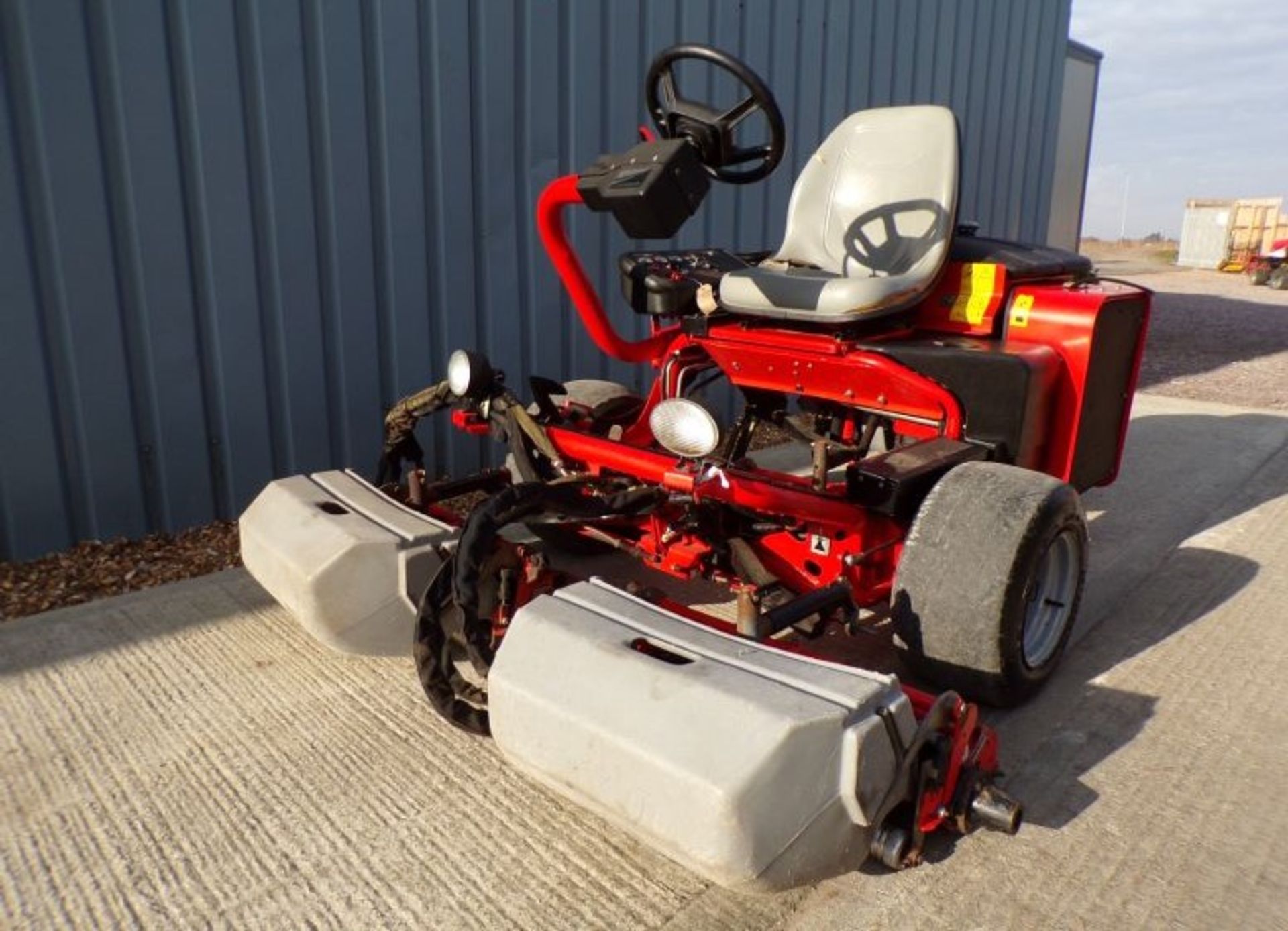 2005 JACOBSEN G PLEX III RIDE ON GREENS MOWER - Image 2 of 5