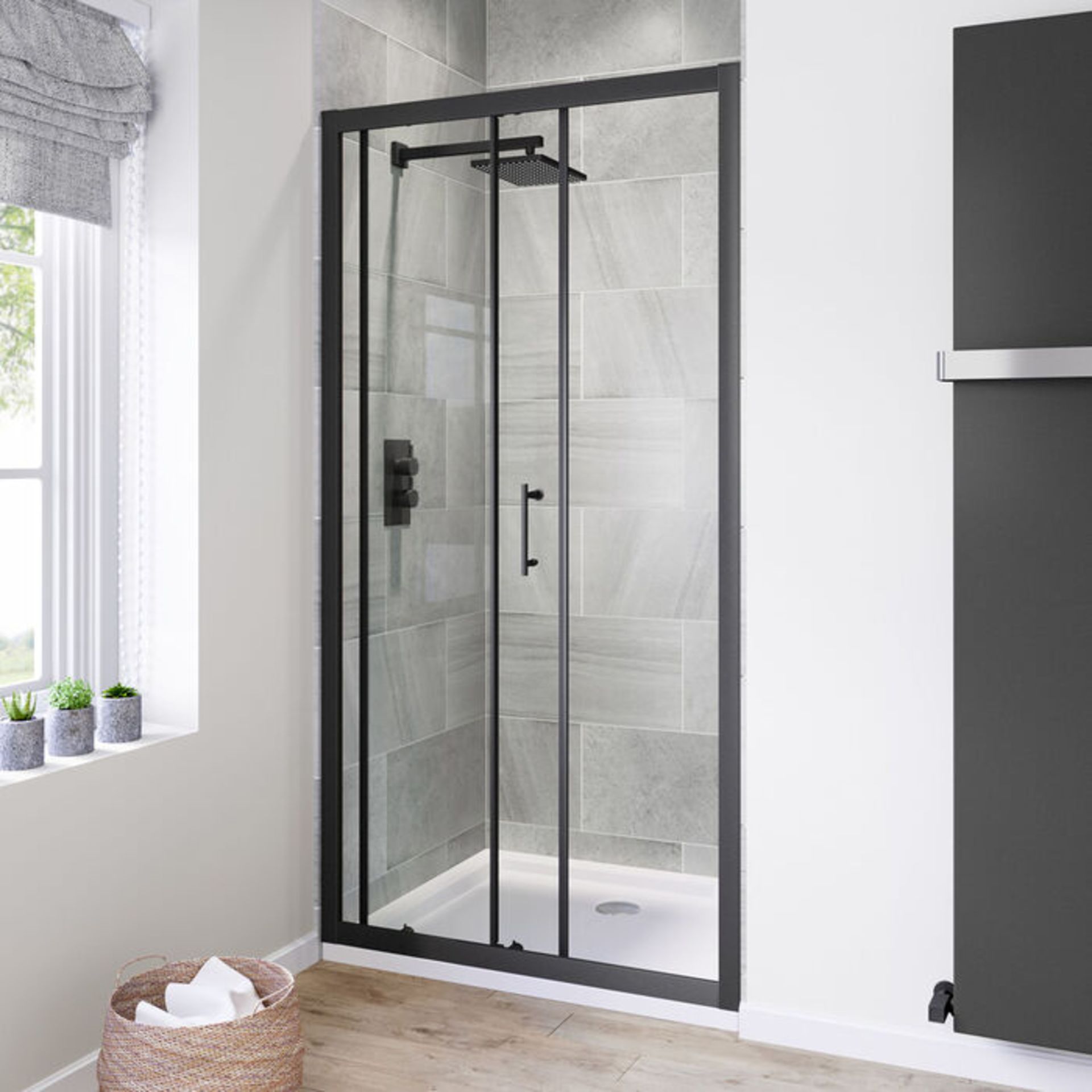 (G40) 1000mm - 6mm Black Frame Sliding Shower Door. RRP £399.99. Stylish matte black finish fr... - Image 3 of 4