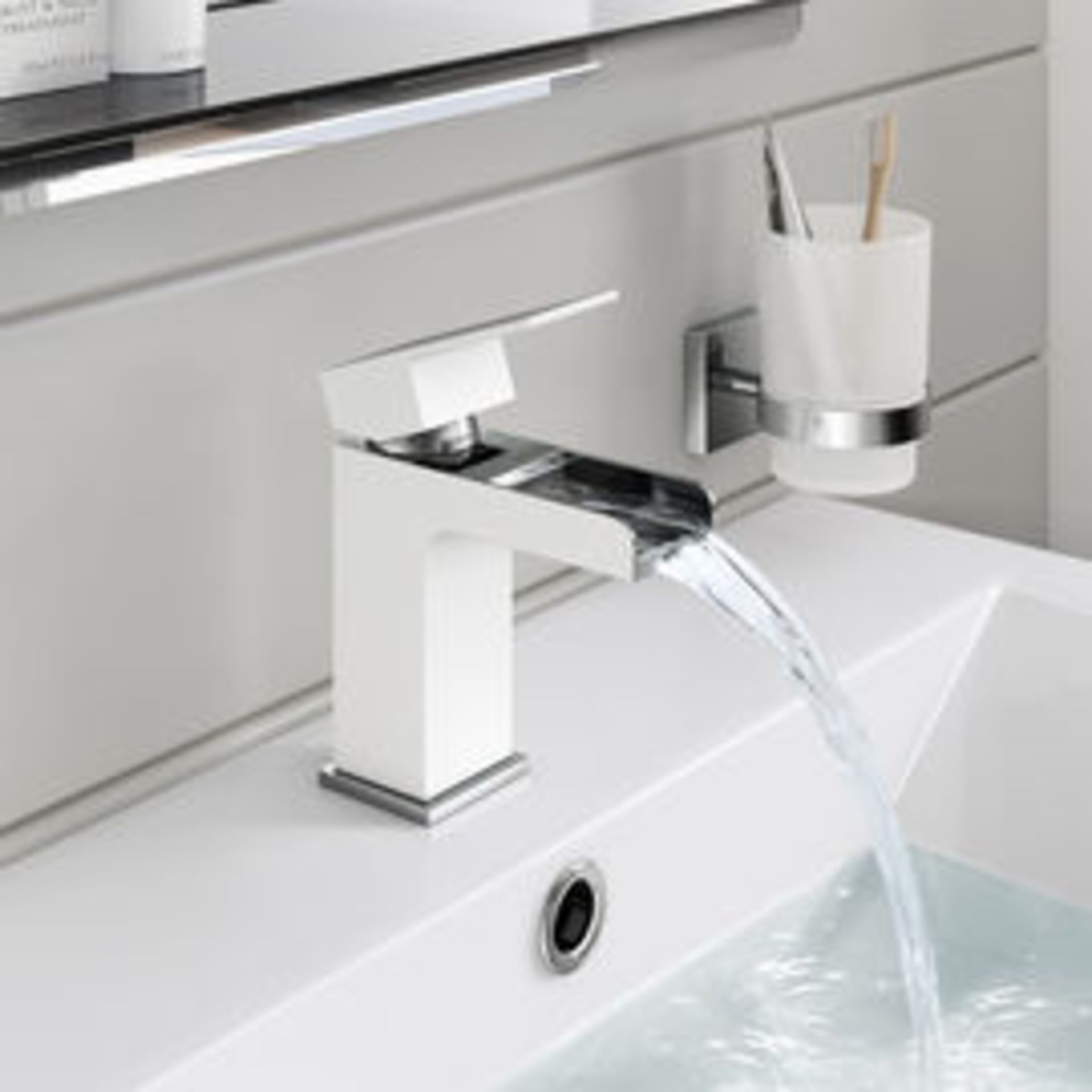 (RK1018) White Niagra II Sink Mixer Tap Includes drip free ceramic disc technology and a mixer... - Image 2 of 2