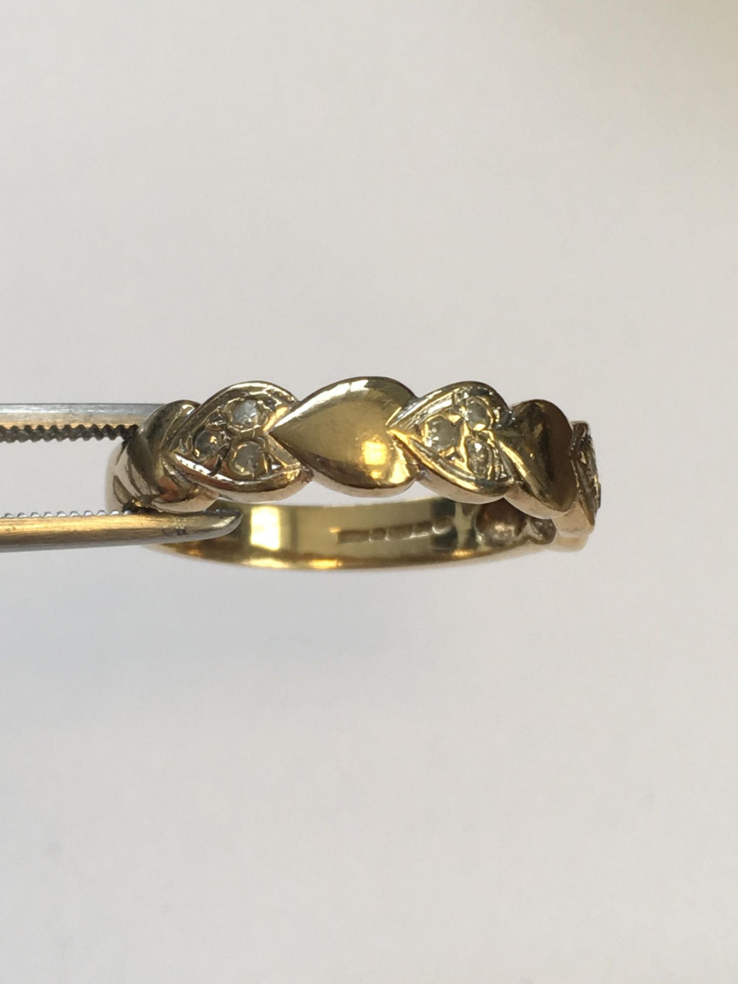 9ct Gold Diamond Set heart band - Image 2 of 9