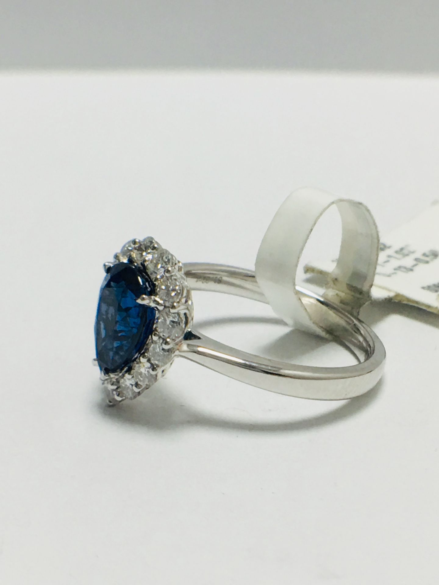 18ct White Gold Natural Sapphire Diamond Cluster Style Ring - Image 2 of 9