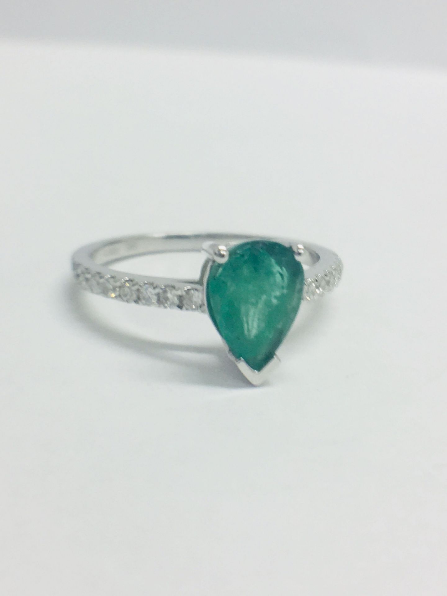 14ct White Gold Emerald & Diamond Ring - Image 8 of 10