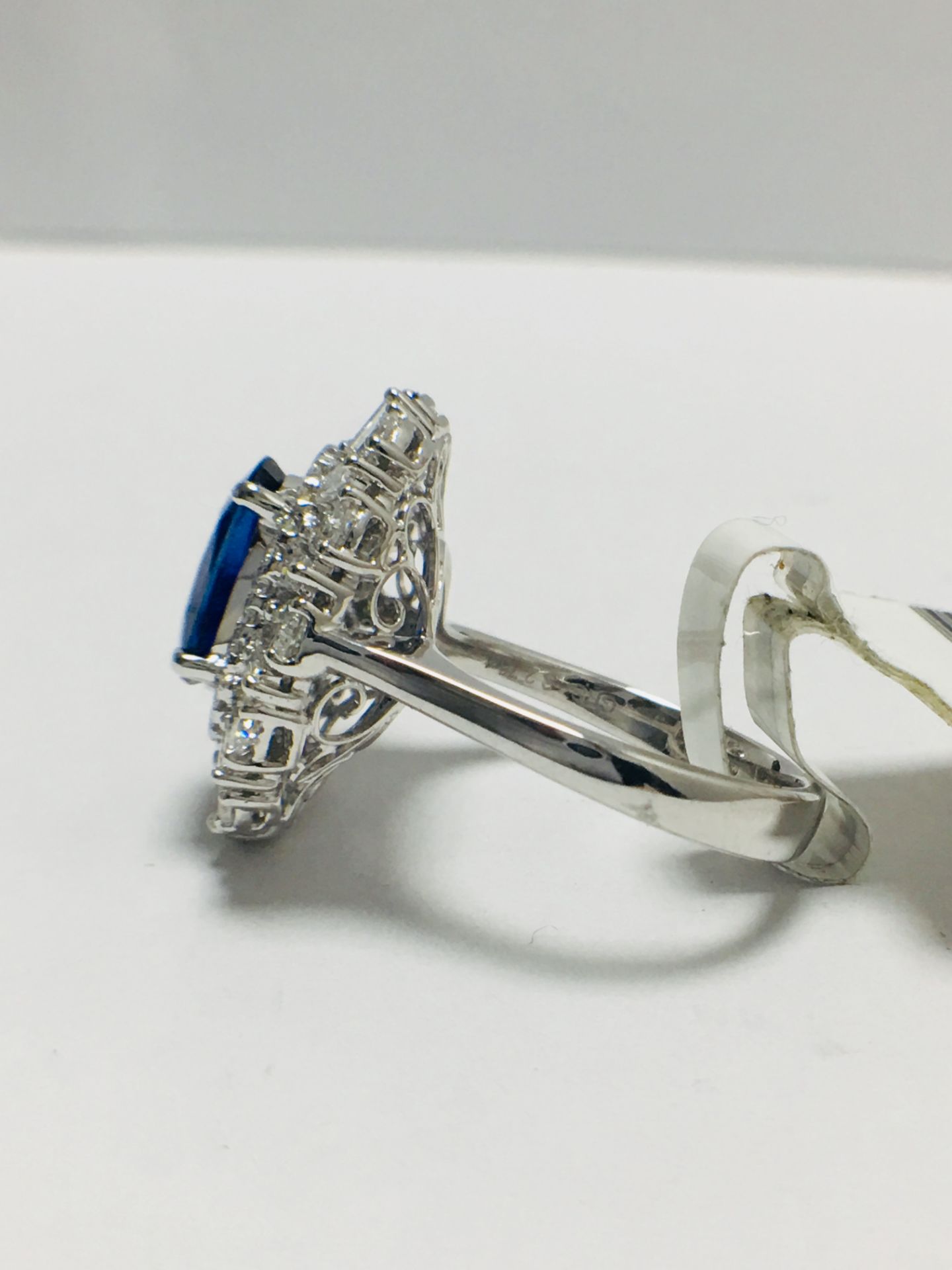 18ct White Gold Natural Sapphire Diamond Cluster Style Ring - Image 2 of 9