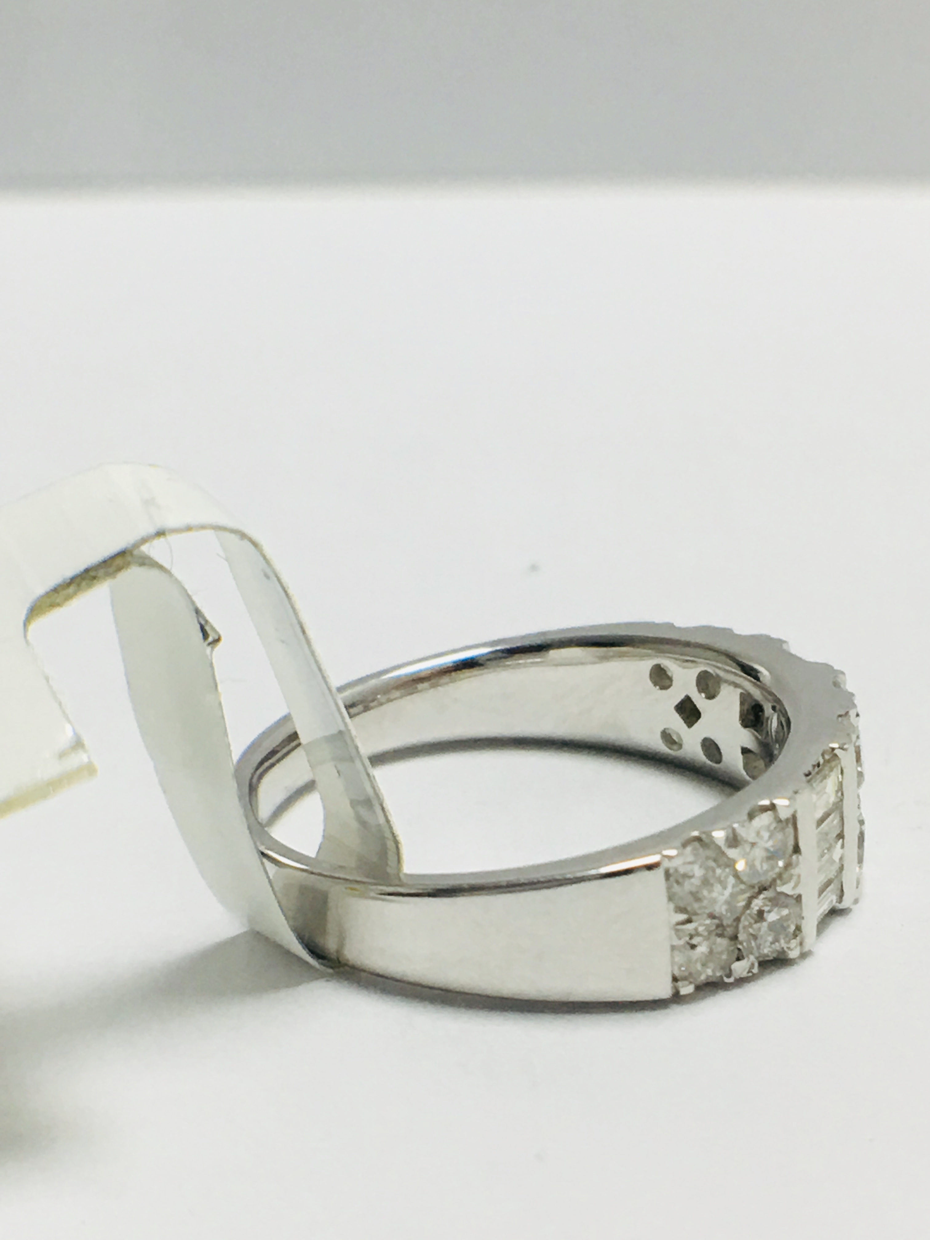 18ct Diamond Dress Ring - Image 6 of 10