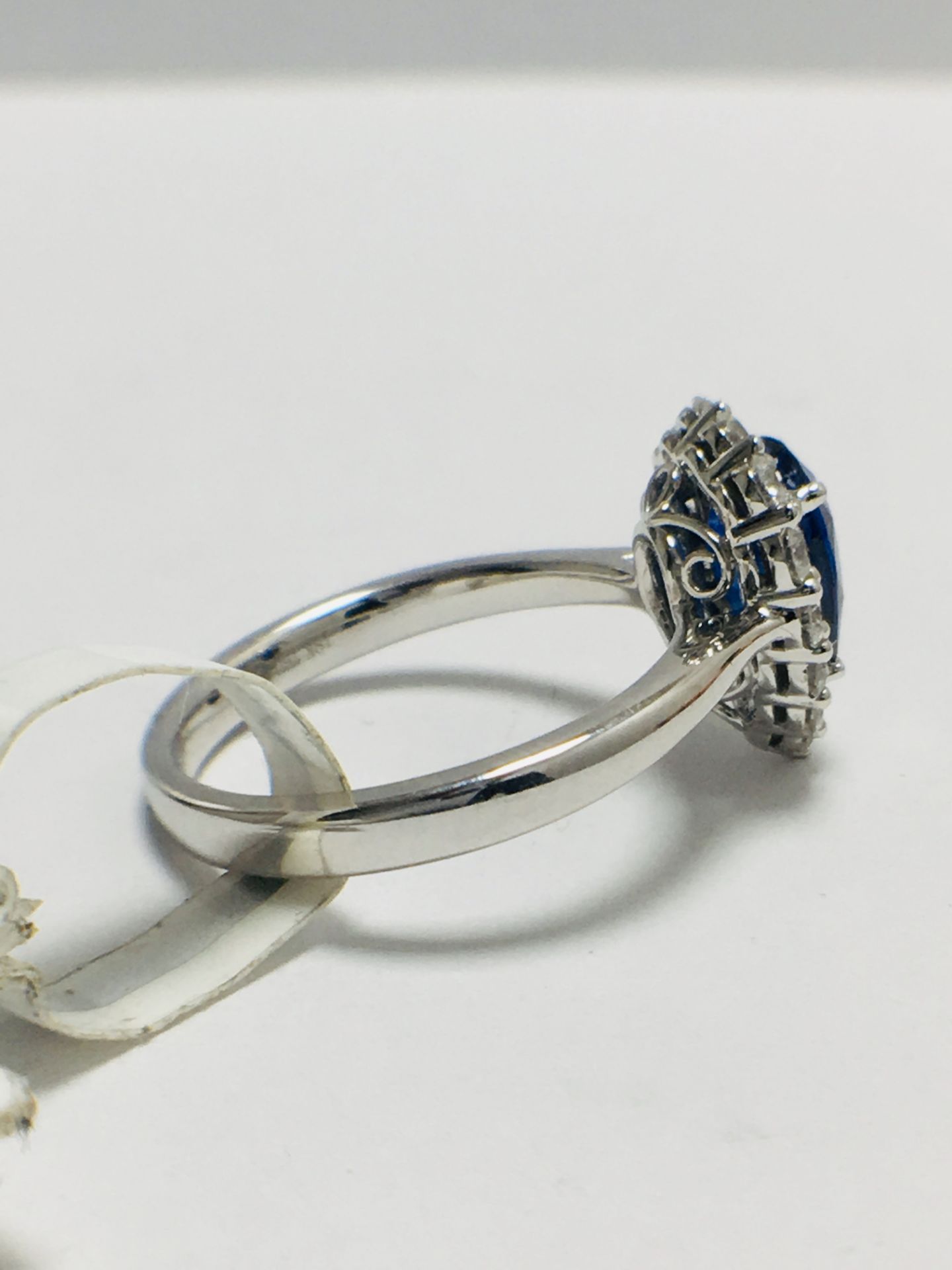 18ct White Gold Natural Sapphire Diamond Cluster Style Ring - Image 6 of 9