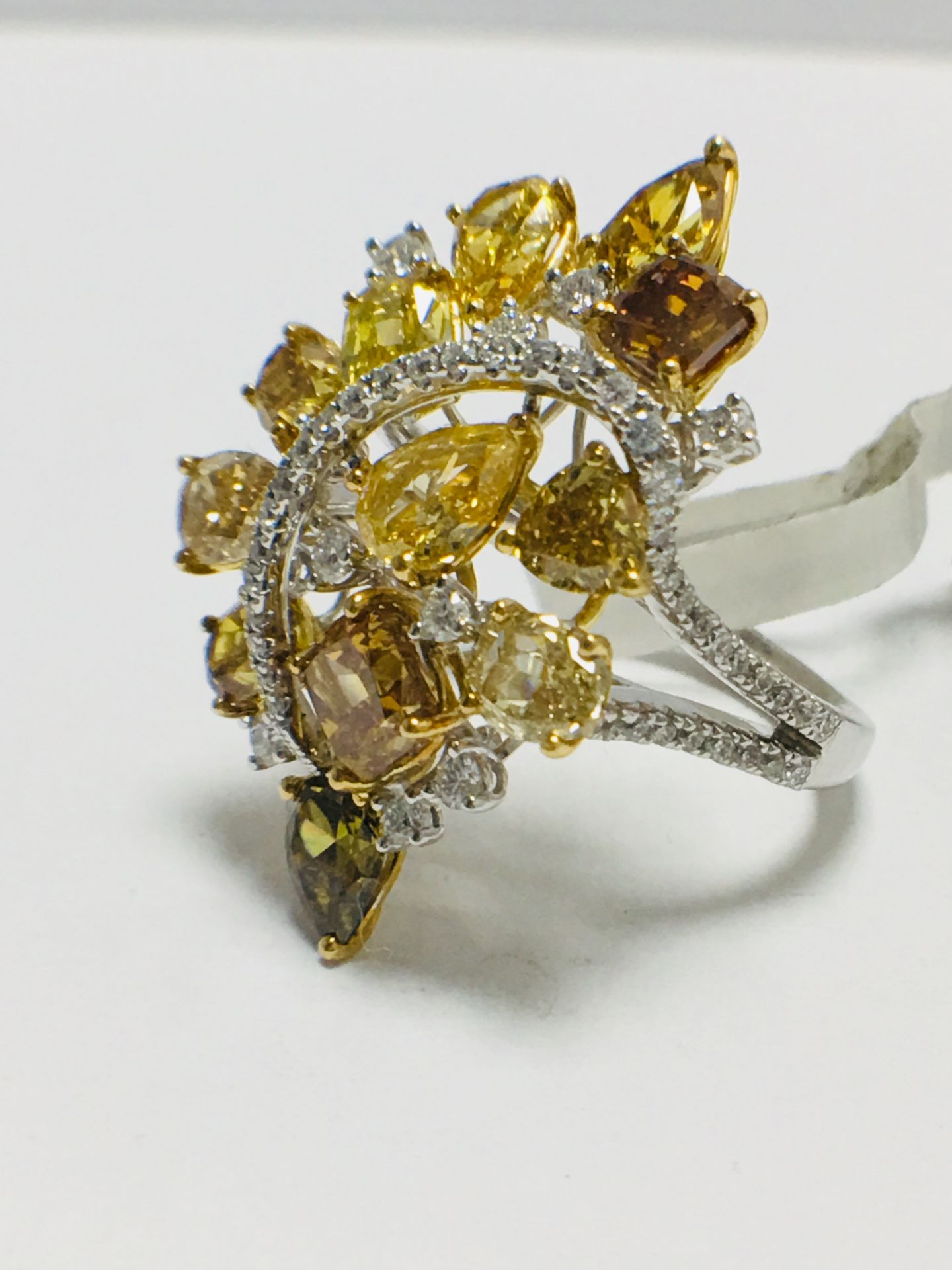 18ct Fancy Colour Diamond Ring - Image 6 of 10