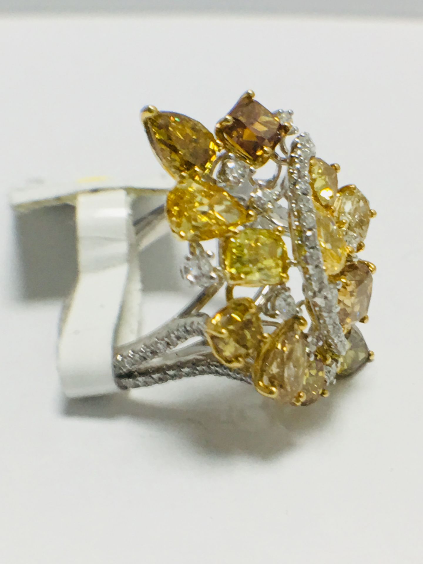 18ct Fancy Colour Diamond Ring - Image 9 of 10