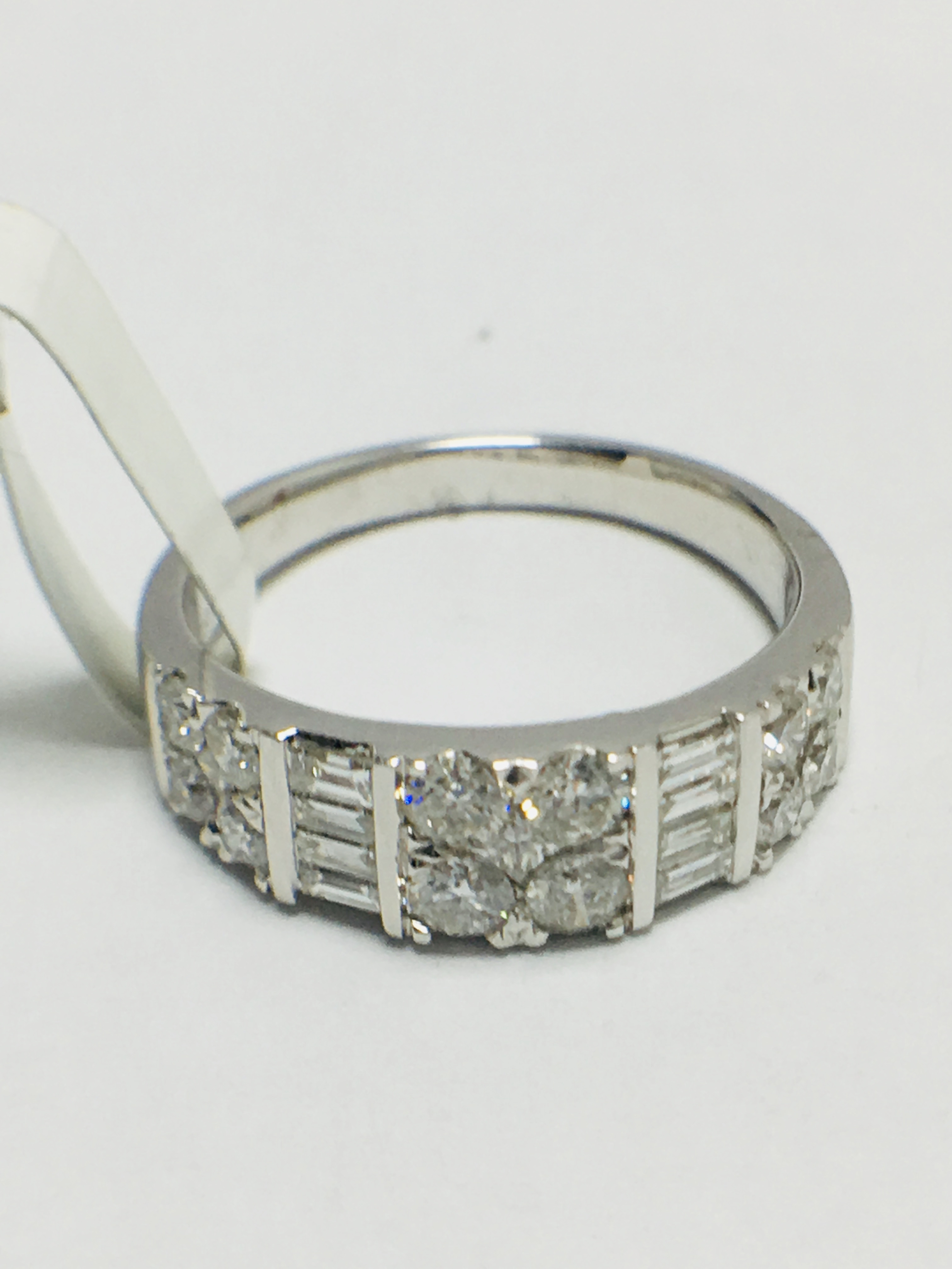 18ct Diamond Dress Ring - Image 9 of 10