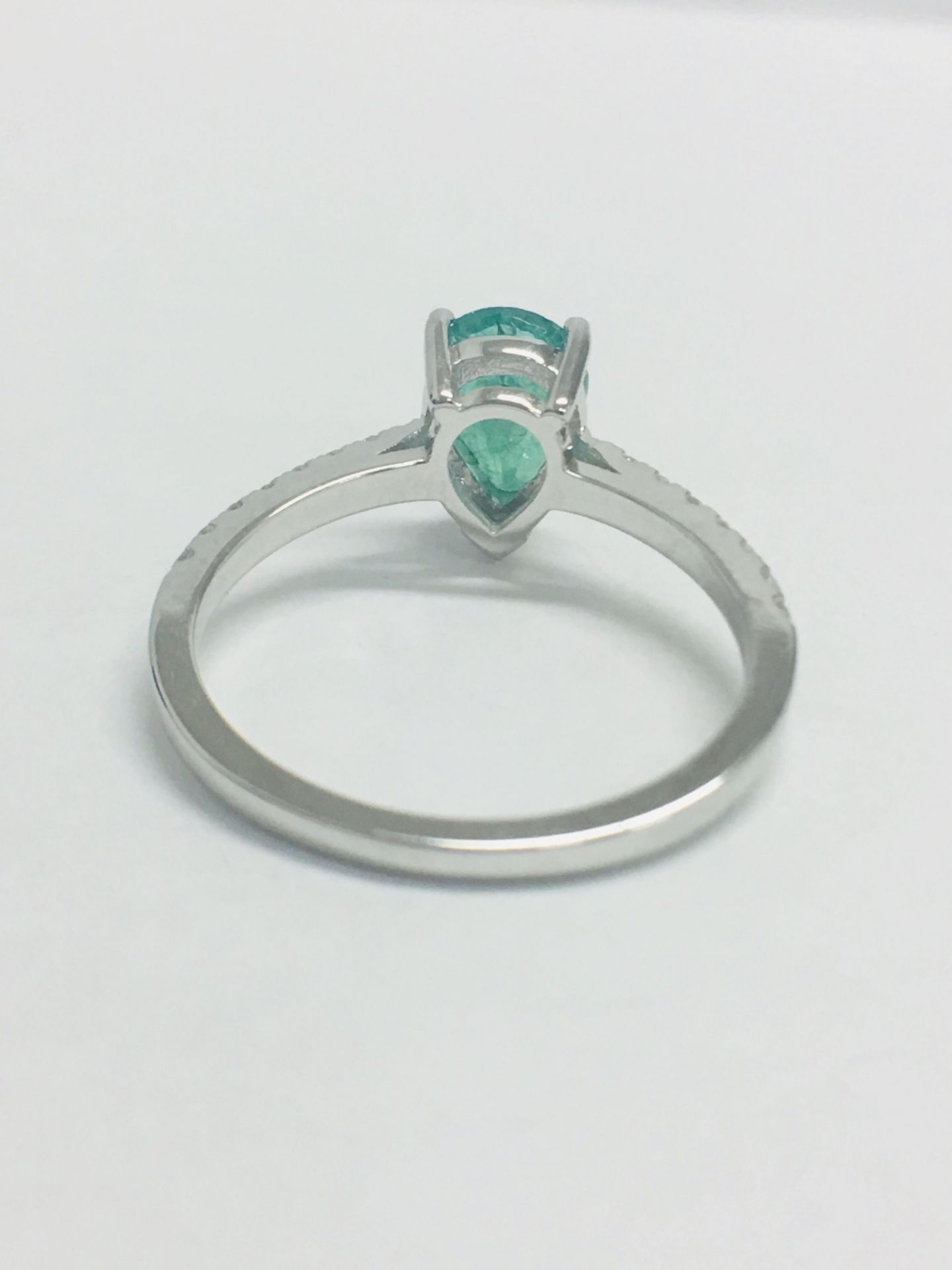 14ct White Gold Emerald & Diamond Ring - Image 5 of 10