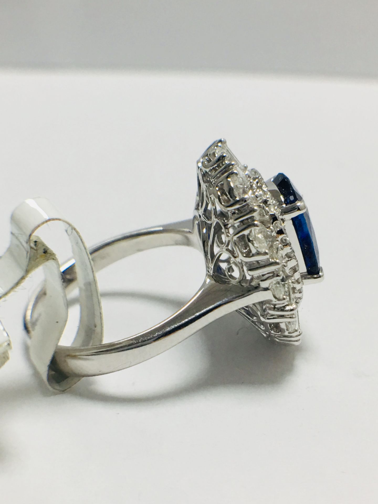 18ct White Gold Natural Sapphire Diamond Cluster Style Ring - Image 5 of 9