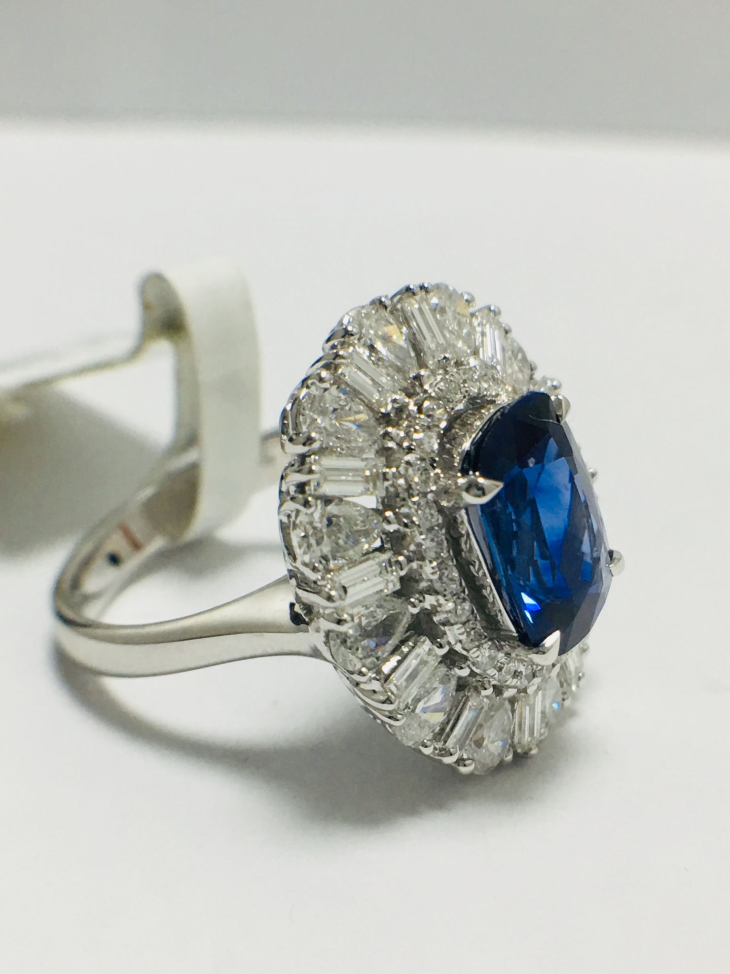 18ct White Gold Natural Sapphire Diamond Cluster Style Ring - Image 6 of 9