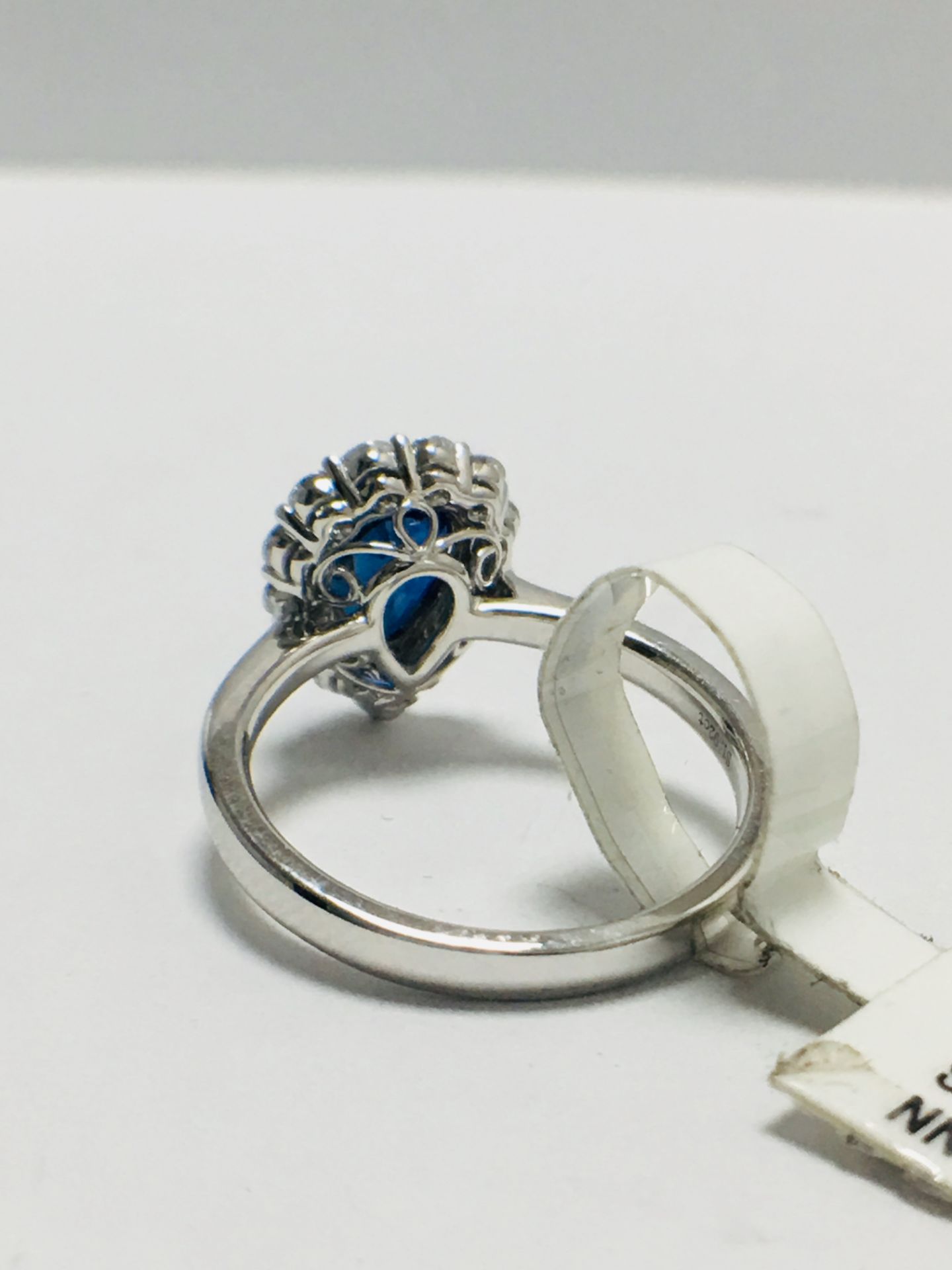 18ct White Gold Natural Sapphire Diamond Cluster Style Ring - Image 4 of 9