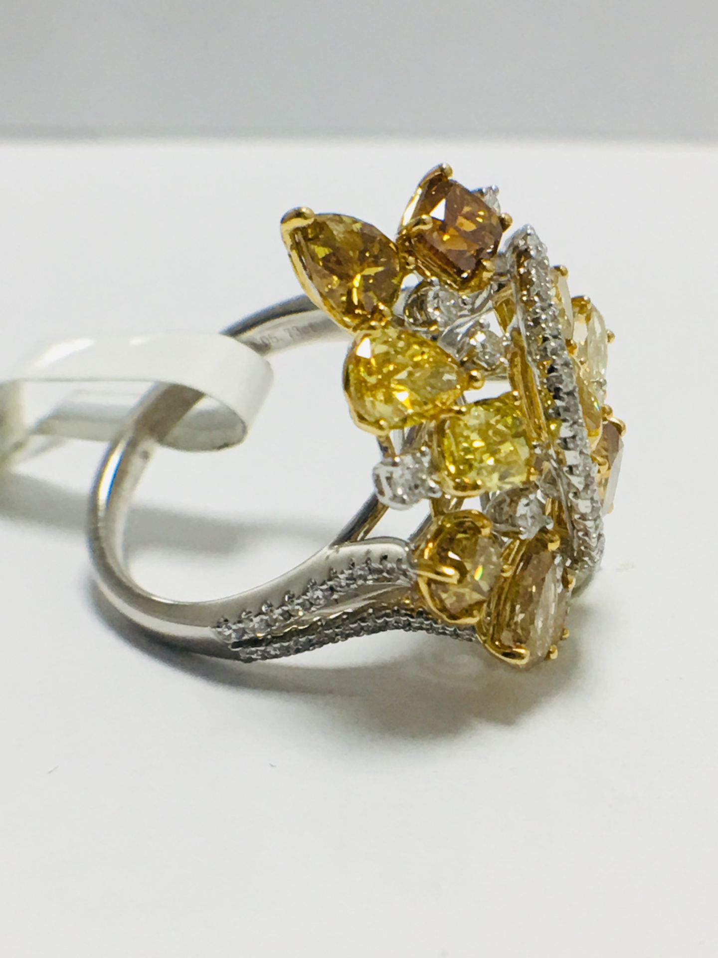 18ct Fancy Colour Diamond Ring - Image 3 of 10